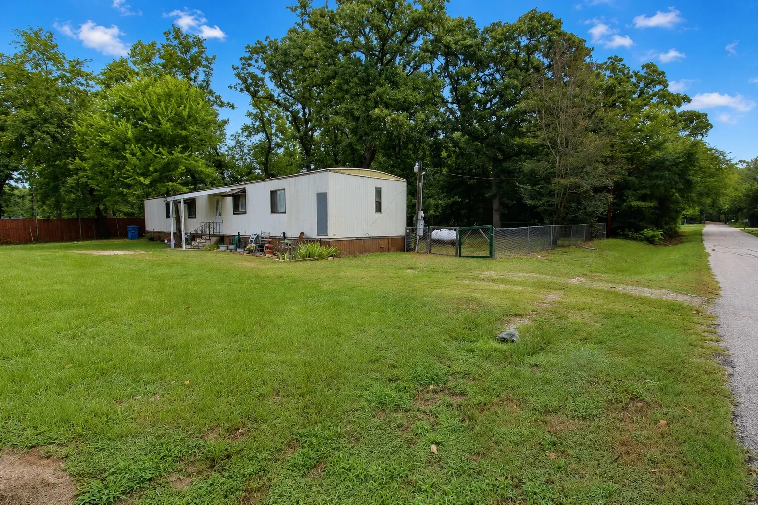 Mobile Home For Sale in Henderson County , 921 Crown Drive, Tool, Texas 75143, 3 Bedroom, 2 Bathroom, Garage spaces, 1,064 Sqft, built in 1978, mls#21335999, Real Estate Agent in Tool, Homes For Sale in Henderson county, Homes For Sale in Tool, Realtor in Tool Texas, Real Estate Brokerage Independent Realty Texas, Luminita Cordes Realtor