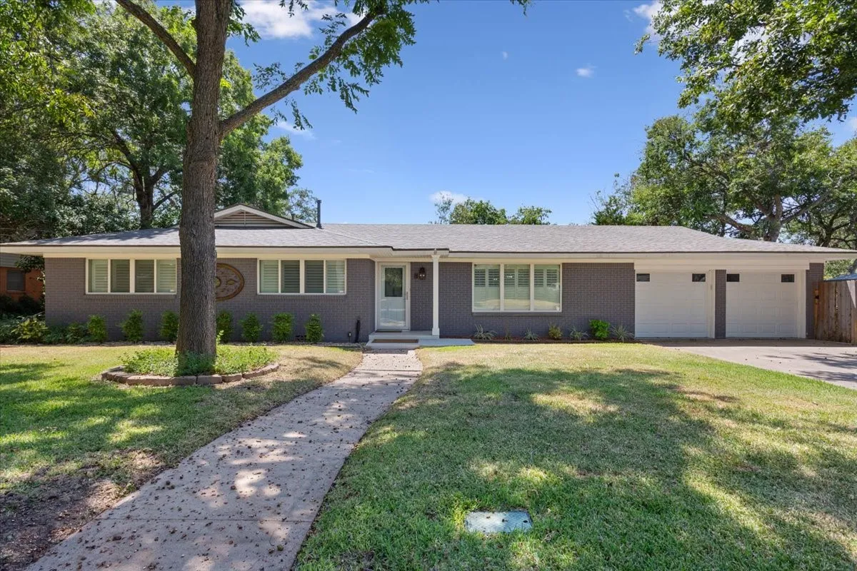 Single Family Residence For Sale in Mc Lennan County , 2432 Skyline Drive, Waco, Texas 76710, 3 Bedroom, 2 Bathroom, 2 Garage spaces, 1,596 Sqft, built in 1957, mls#21328365, Real Estate Agent in Waco, Homes For Sale in Mc Lennan county, Homes For Sale in Waco, Realtor in Waco Texas, Real Estate Brokerage Independent Realty Texas, Luminita Cordes Realtor