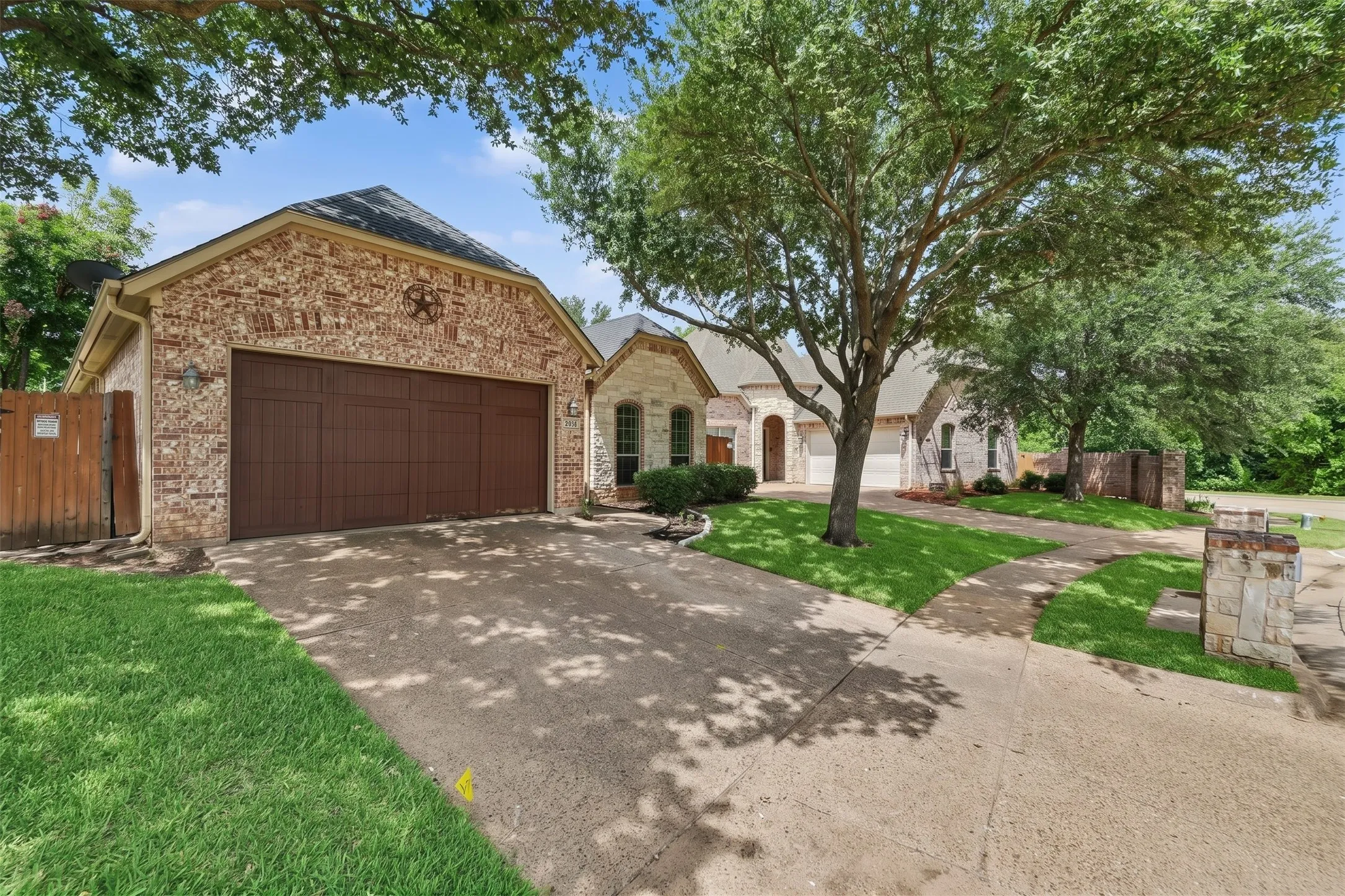 Single Family Residence For Sale in Tarrant County , 2016 Kodiak Court, Arlington, Texas 76013, 3 Bedroom, 2 Bathroom, 2 Garage spaces, 2,026 Sqft, built in 2004, mls#21335912, Real Estate Agent in Arlington, Homes For Sale in Tarrant county, Homes For Sale in Arlington, Realtor in Arlington Texas, Real Estate Brokerage Independent Realty Texas, Luminita Cordes Realtor