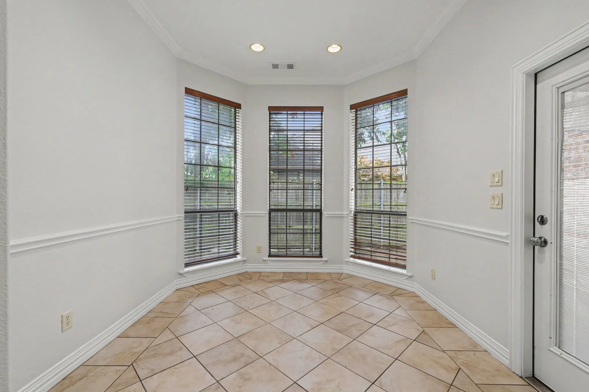 Single Family Residence For Sale in Tarrant County , 2016 Kodiak Court, Arlington, Texas 76013, 3 Bedroom, 2 Bathroom, 2 Garage spaces, 2,026 Sqft, built in 2004, mls#21335912, Real Estate Agent in Arlington, Homes For Sale in Tarrant county, Homes For Sale in Arlington, Realtor in Arlington Texas, Real Estate Brokerage Independent Realty Texas, Luminita Cordes Realtor