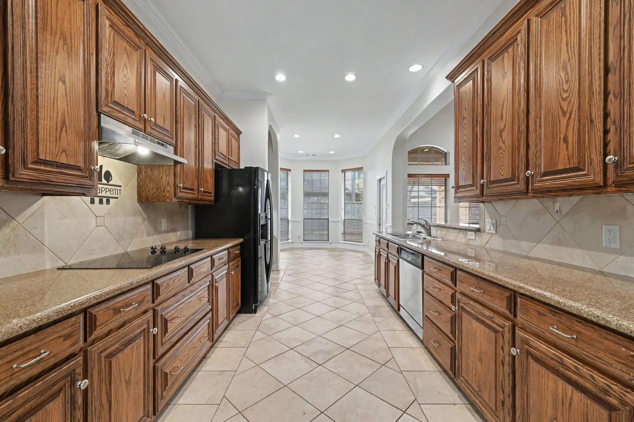 Single Family Residence For Sale in Tarrant County , 2016 Kodiak Court, Arlington, Texas 76013, 3 Bedroom, 2 Bathroom, 2 Garage spaces, 2,026 Sqft, built in 2004, mls#21335912, Real Estate Agent in Arlington, Homes For Sale in Tarrant county, Homes For Sale in Arlington, Realtor in Arlington Texas, Real Estate Brokerage Independent Realty Texas, Luminita Cordes Realtor