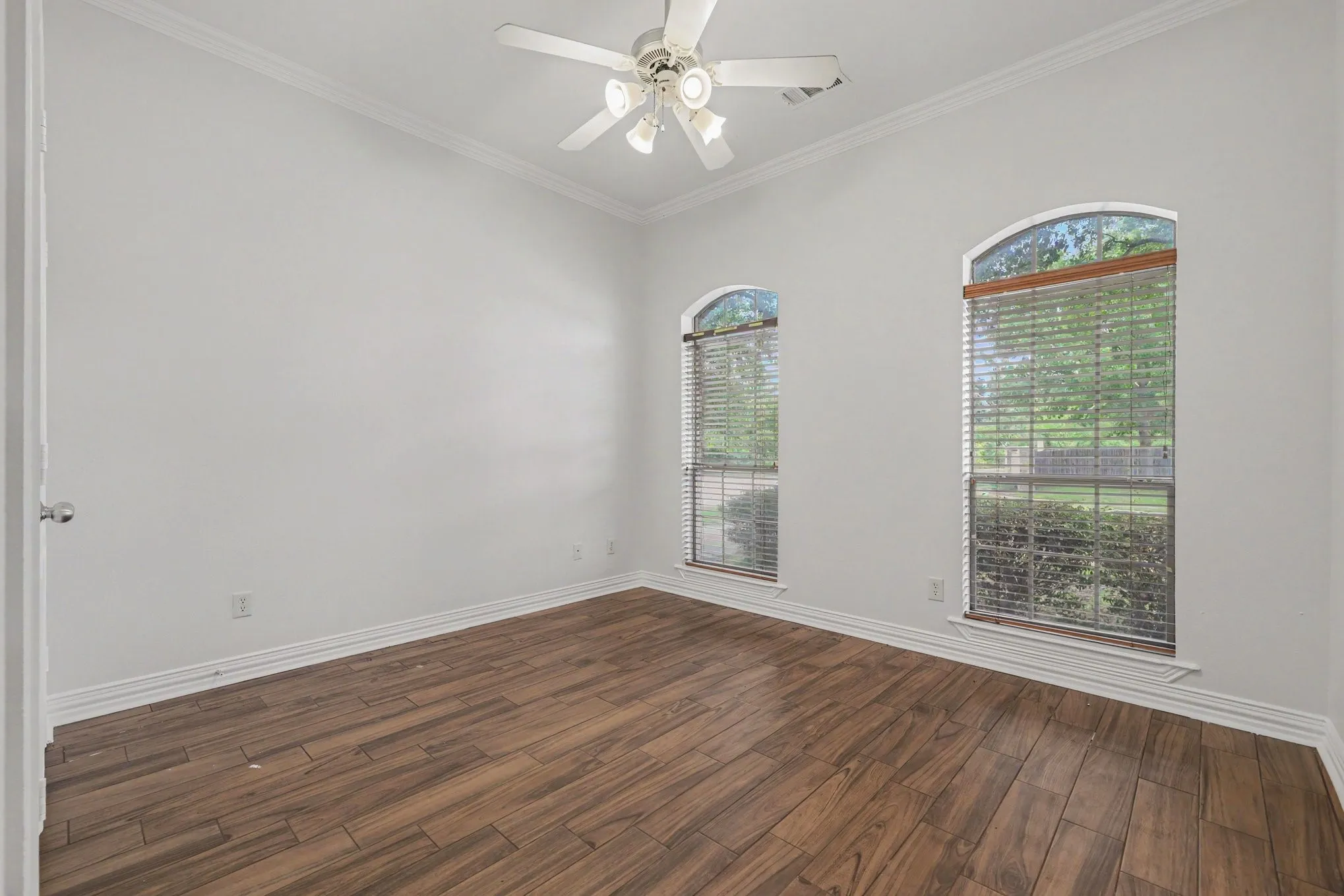 Single Family Residence For Sale in Tarrant County , 2016 Kodiak Court, Arlington, Texas 76013, 3 Bedroom, 2 Bathroom, 2 Garage spaces, 2,026 Sqft, built in 2004, mls#21335912, Real Estate Agent in Arlington, Homes For Sale in Tarrant county, Homes For Sale in Arlington, Realtor in Arlington Texas, Real Estate Brokerage Independent Realty Texas, Luminita Cordes Realtor