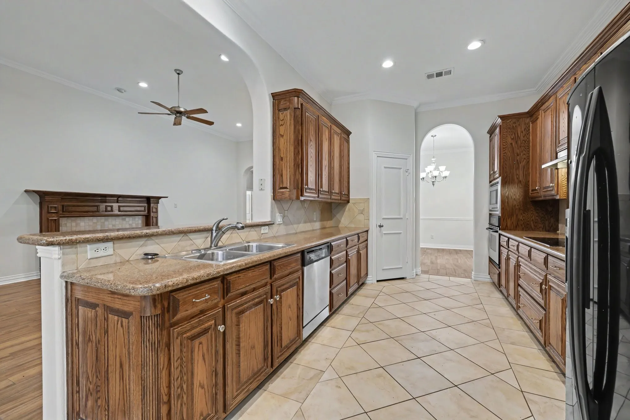 Single Family Residence For Sale in Tarrant County , 2016 Kodiak Court, Arlington, Texas 76013, 3 Bedroom, 2 Bathroom, 2 Garage spaces, 2,026 Sqft, built in 2004, mls#21335912, Real Estate Agent in Arlington, Homes For Sale in Tarrant county, Homes For Sale in Arlington, Realtor in Arlington Texas, Real Estate Brokerage Independent Realty Texas, Luminita Cordes Realtor
