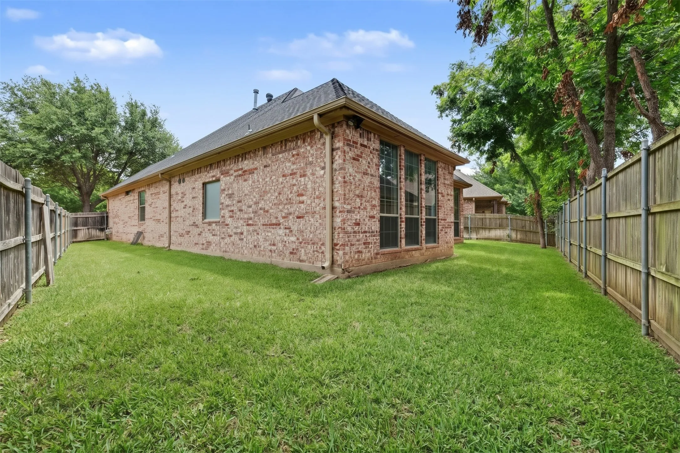 Single Family Residence For Sale in Tarrant County , 2016 Kodiak Court, Arlington, Texas 76013, 3 Bedroom, 2 Bathroom, 2 Garage spaces, 2,026 Sqft, built in 2004, mls#21335912, Real Estate Agent in Arlington, Homes For Sale in Tarrant county, Homes For Sale in Arlington, Realtor in Arlington Texas, Real Estate Brokerage Independent Realty Texas, Luminita Cordes Realtor