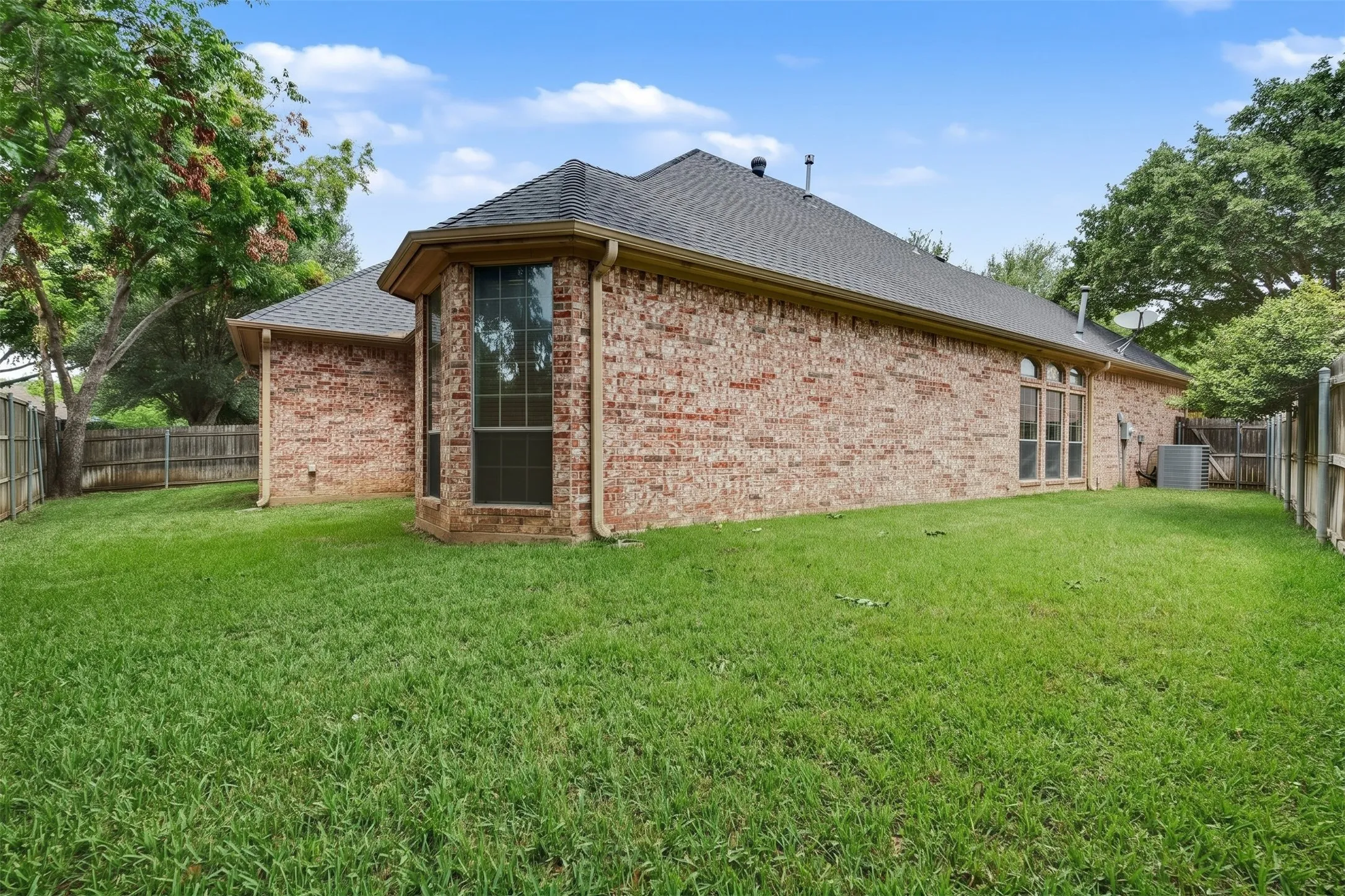 Single Family Residence For Sale in Tarrant County , 2016 Kodiak Court, Arlington, Texas 76013, 3 Bedroom, 2 Bathroom, 2 Garage spaces, 2,026 Sqft, built in 2004, mls#21335912, Real Estate Agent in Arlington, Homes For Sale in Tarrant county, Homes For Sale in Arlington, Realtor in Arlington Texas, Real Estate Brokerage Independent Realty Texas, Luminita Cordes Realtor