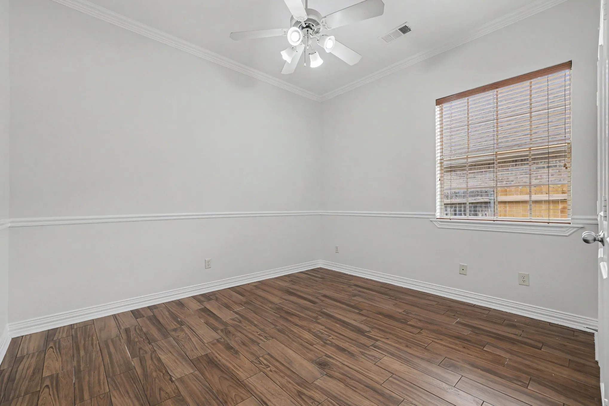 Single Family Residence For Sale in Tarrant County , 2016 Kodiak Court, Arlington, Texas 76013, 3 Bedroom, 2 Bathroom, 2 Garage spaces, 2,026 Sqft, built in 2004, mls#21335912, Real Estate Agent in Arlington, Homes For Sale in Tarrant county, Homes For Sale in Arlington, Realtor in Arlington Texas, Real Estate Brokerage Independent Realty Texas, Luminita Cordes Realtor