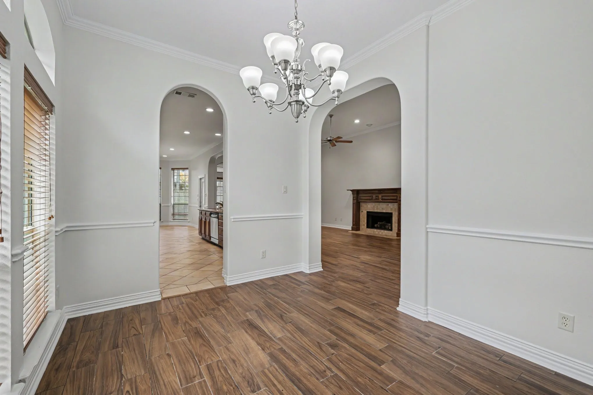 Single Family Residence For Sale in Tarrant County , 2016 Kodiak Court, Arlington, Texas 76013, 3 Bedroom, 2 Bathroom, 2 Garage spaces, 2,026 Sqft, built in 2004, mls#21335912, Real Estate Agent in Arlington, Homes For Sale in Tarrant county, Homes For Sale in Arlington, Realtor in Arlington Texas, Real Estate Brokerage Independent Realty Texas, Luminita Cordes Realtor
