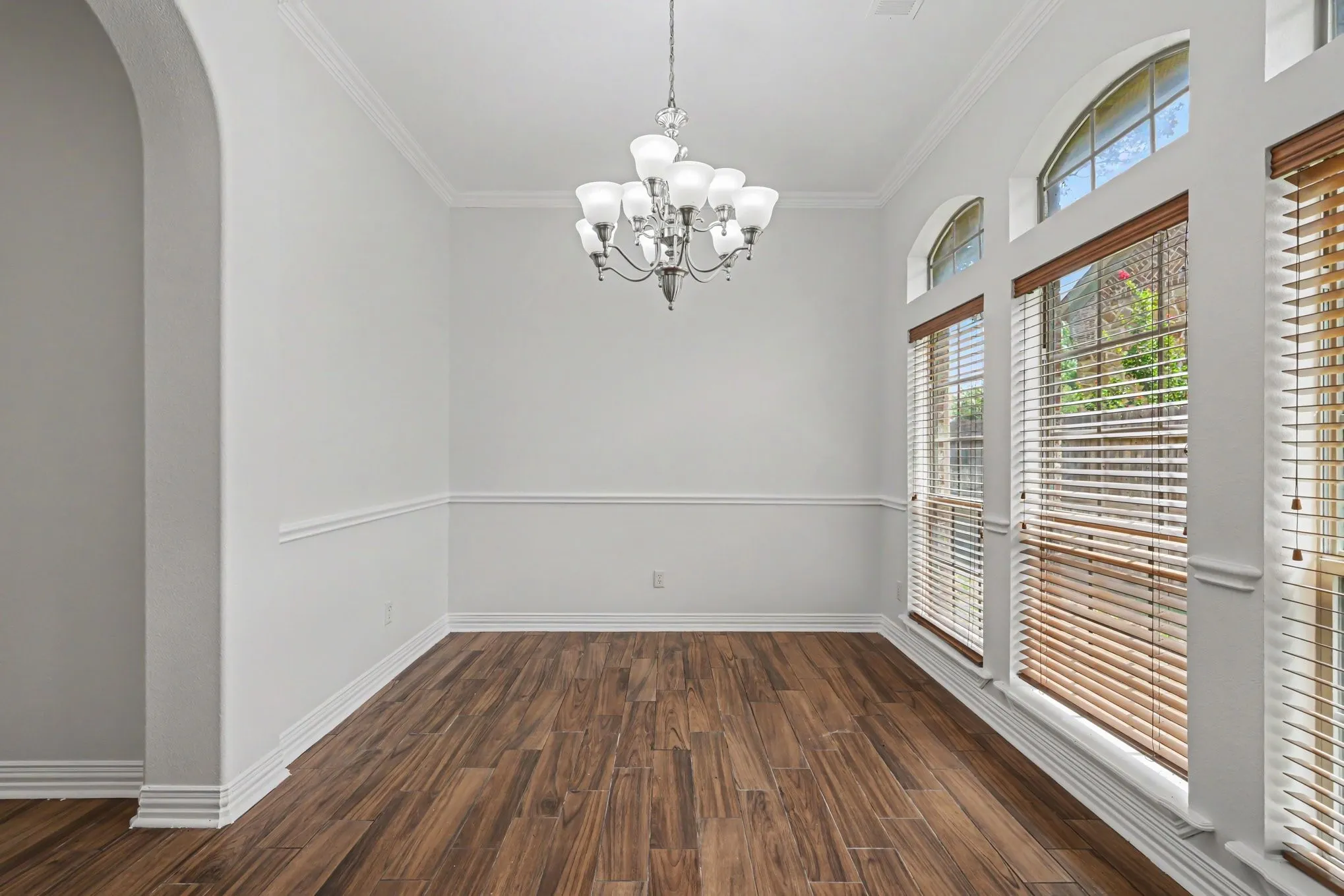 Single Family Residence For Sale in Tarrant County , 2016 Kodiak Court, Arlington, Texas 76013, 3 Bedroom, 2 Bathroom, 2 Garage spaces, 2,026 Sqft, built in 2004, mls#21335912, Real Estate Agent in Arlington, Homes For Sale in Tarrant county, Homes For Sale in Arlington, Realtor in Arlington Texas, Real Estate Brokerage Independent Realty Texas, Luminita Cordes Realtor