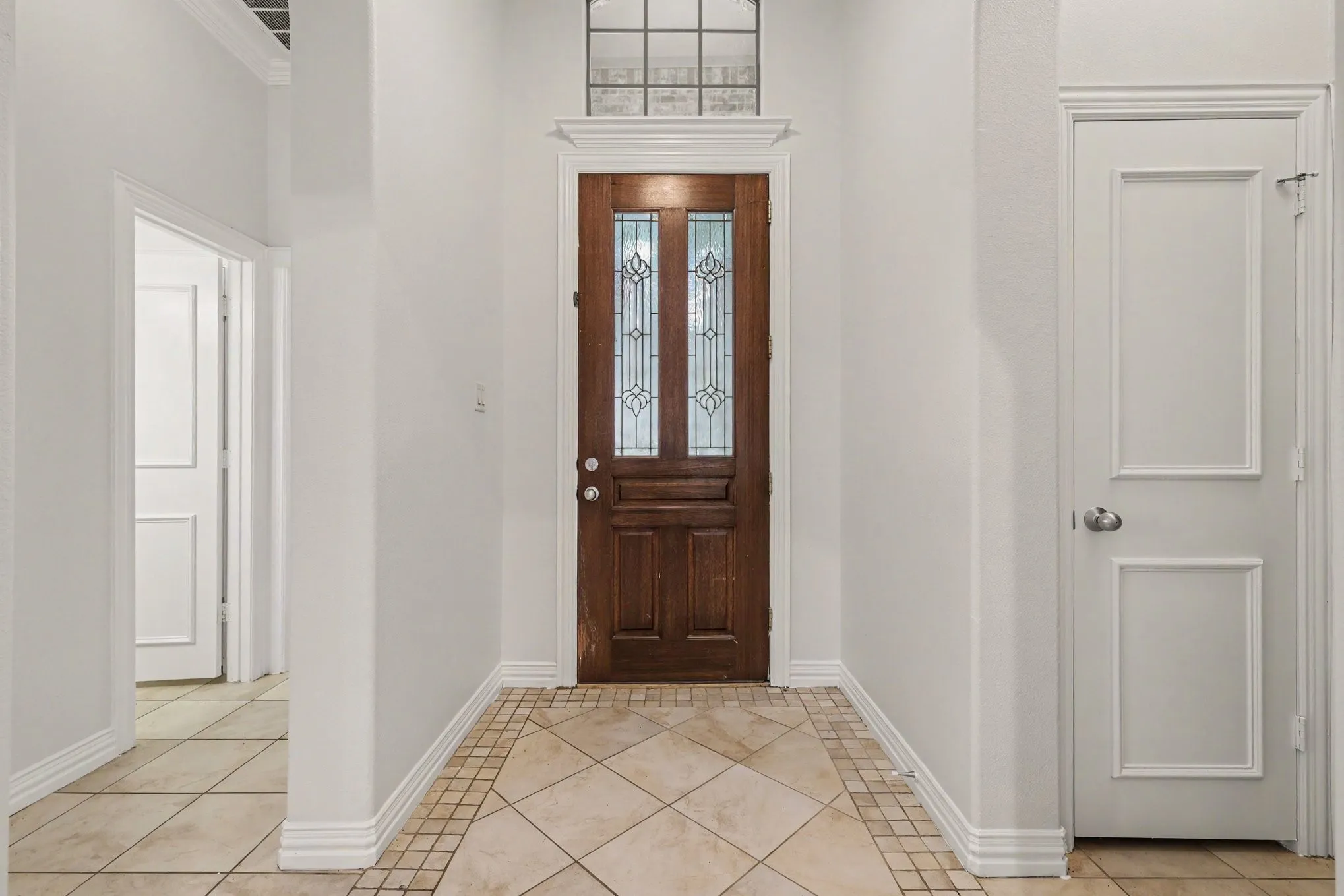 Single Family Residence For Sale in Tarrant County , 2016 Kodiak Court, Arlington, Texas 76013, 3 Bedroom, 2 Bathroom, 2 Garage spaces, 2,026 Sqft, built in 2004, mls#21335912, Real Estate Agent in Arlington, Homes For Sale in Tarrant county, Homes For Sale in Arlington, Realtor in Arlington Texas, Real Estate Brokerage Independent Realty Texas, Luminita Cordes Realtor