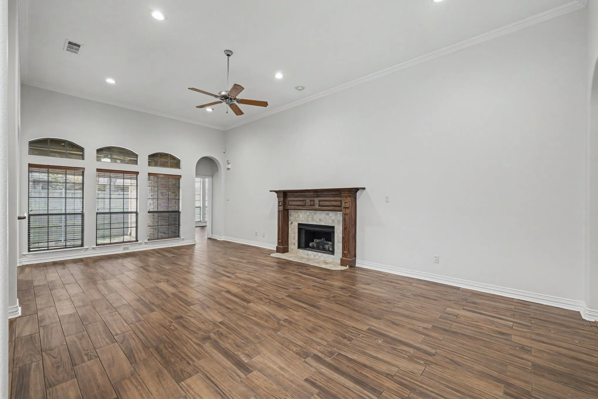 Single Family Residence For Sale in Tarrant County , 2016 Kodiak Court, Arlington, Texas 76013, 3 Bedroom, 2 Bathroom, 2 Garage spaces, 2,026 Sqft, built in 2004, mls#21335912, Real Estate Agent in Arlington, Homes For Sale in Tarrant county, Homes For Sale in Arlington, Realtor in Arlington Texas, Real Estate Brokerage Independent Realty Texas, Luminita Cordes Realtor