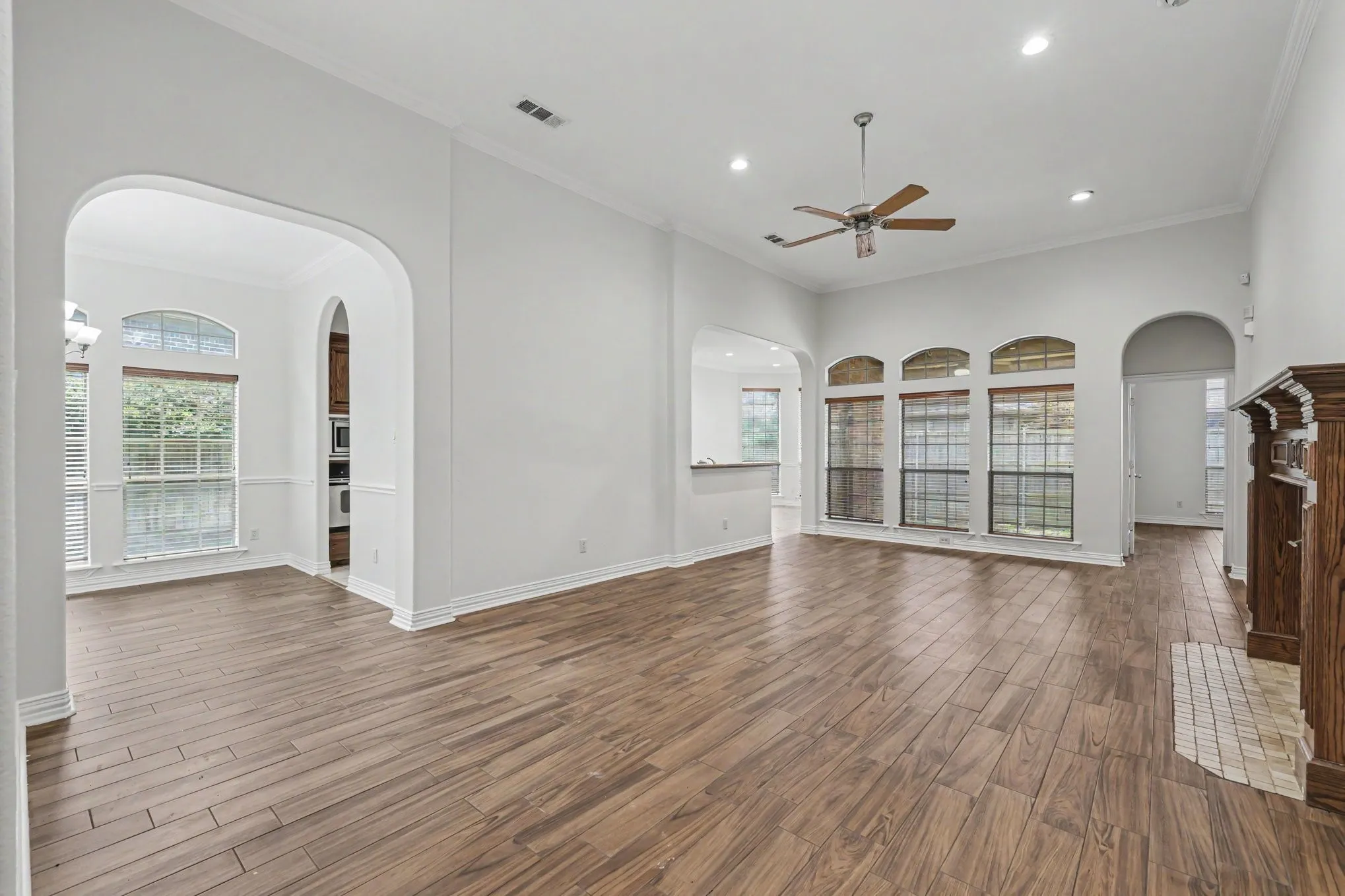Single Family Residence For Sale in Tarrant County , 2016 Kodiak Court, Arlington, Texas 76013, 3 Bedroom, 2 Bathroom, 2 Garage spaces, 2,026 Sqft, built in 2004, mls#21335912, Real Estate Agent in Arlington, Homes For Sale in Tarrant county, Homes For Sale in Arlington, Realtor in Arlington Texas, Real Estate Brokerage Independent Realty Texas, Luminita Cordes Realtor