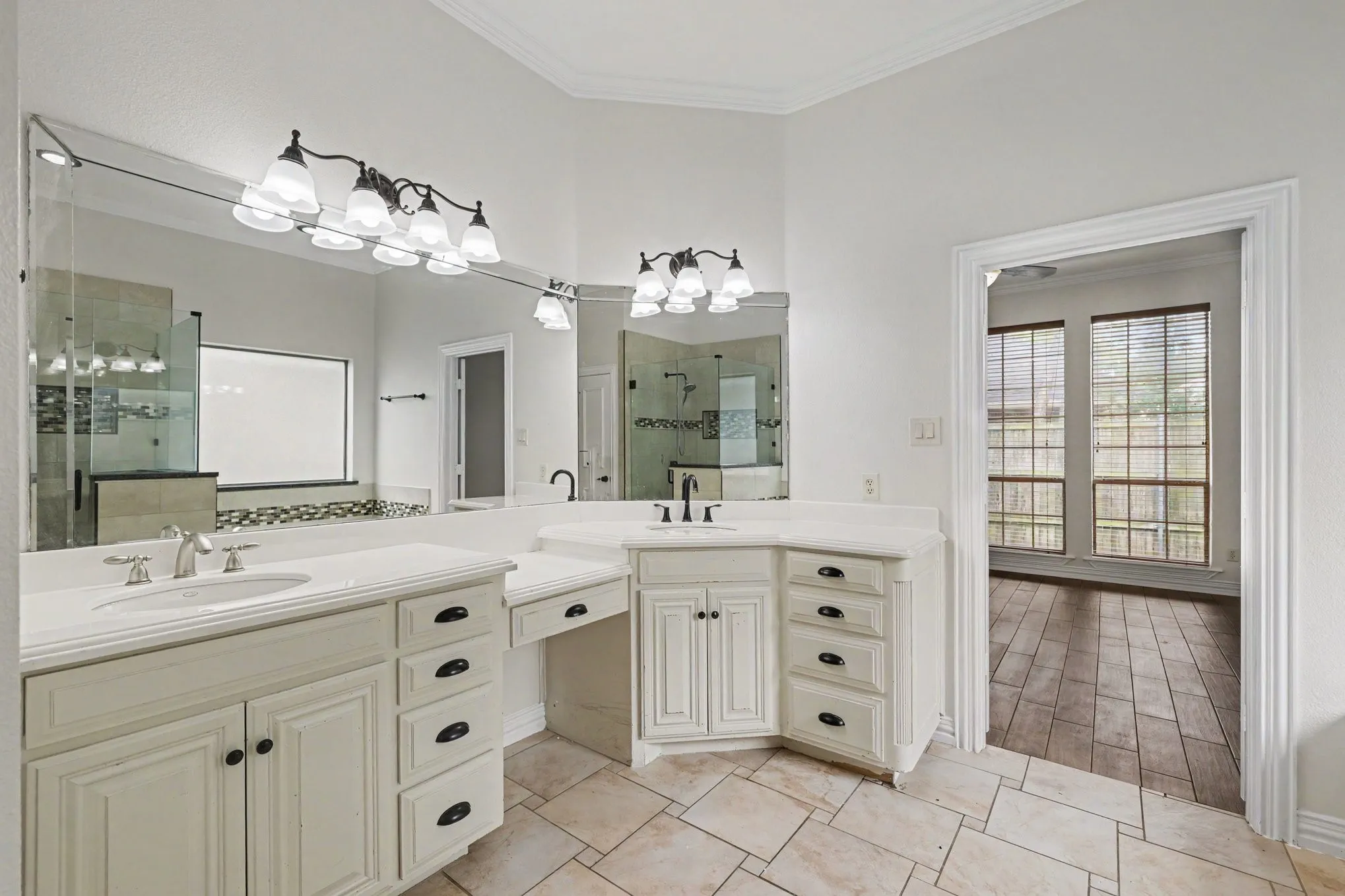 Single Family Residence For Sale in Tarrant County , 2016 Kodiak Court, Arlington, Texas 76013, 3 Bedroom, 2 Bathroom, 2 Garage spaces, 2,026 Sqft, built in 2004, mls#21335912, Real Estate Agent in Arlington, Homes For Sale in Tarrant county, Homes For Sale in Arlington, Realtor in Arlington Texas, Real Estate Brokerage Independent Realty Texas, Luminita Cordes Realtor