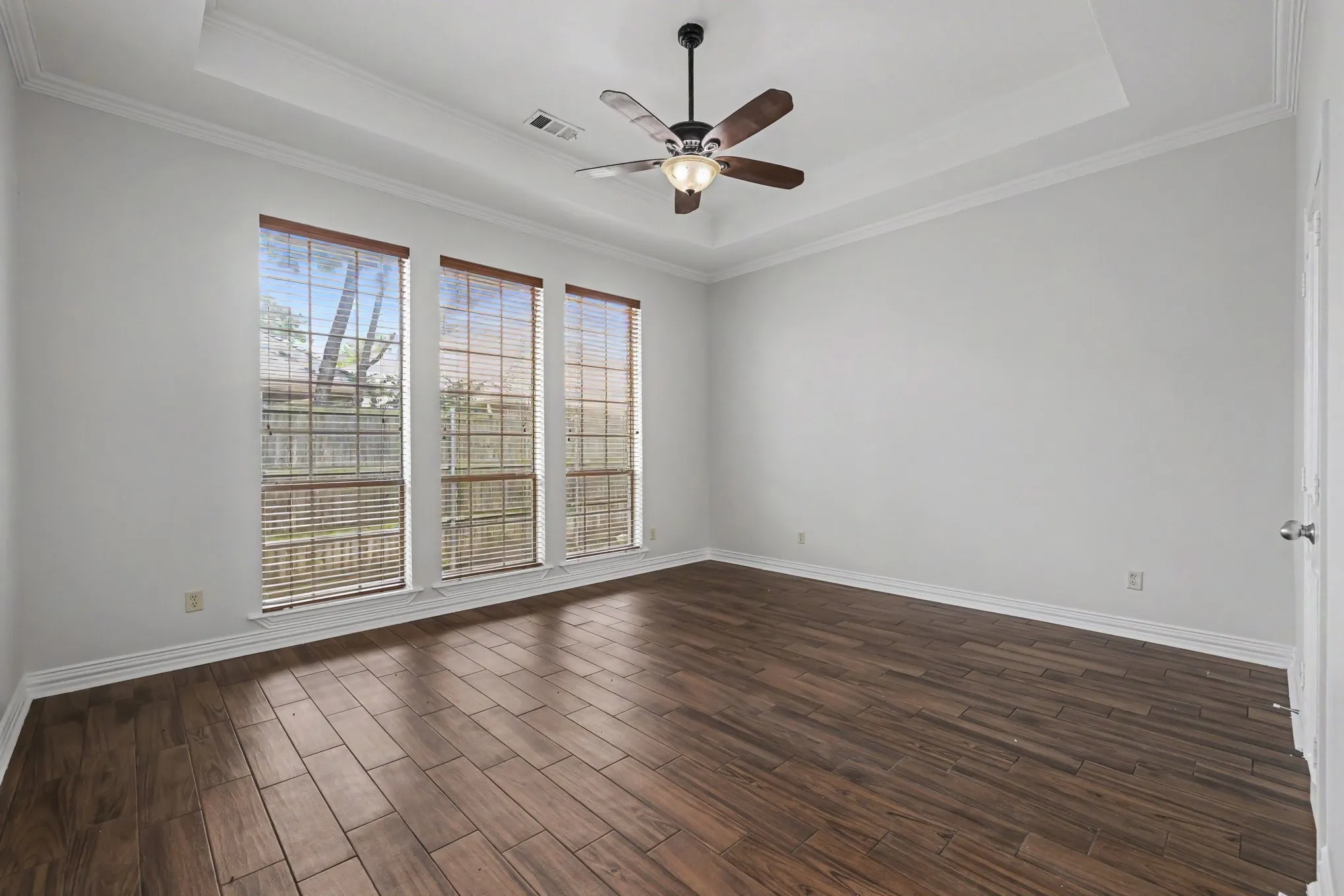 Single Family Residence For Sale in Tarrant County , 2016 Kodiak Court, Arlington, Texas 76013, 3 Bedroom, 2 Bathroom, 2 Garage spaces, 2,026 Sqft, built in 2004, mls#21335912, Real Estate Agent in Arlington, Homes For Sale in Tarrant county, Homes For Sale in Arlington, Realtor in Arlington Texas, Real Estate Brokerage Independent Realty Texas, Luminita Cordes Realtor