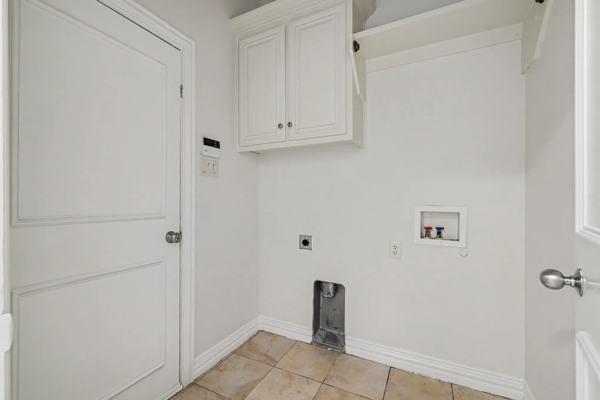 Single Family Residence For Sale in Tarrant County , 2016 Kodiak Court, Arlington, Texas 76013, 3 Bedroom, 2 Bathroom, 2 Garage spaces, 2,026 Sqft, built in 2004, mls#21335912, Real Estate Agent in Arlington, Homes For Sale in Tarrant county, Homes For Sale in Arlington, Realtor in Arlington Texas, Real Estate Brokerage Independent Realty Texas, Luminita Cordes Realtor