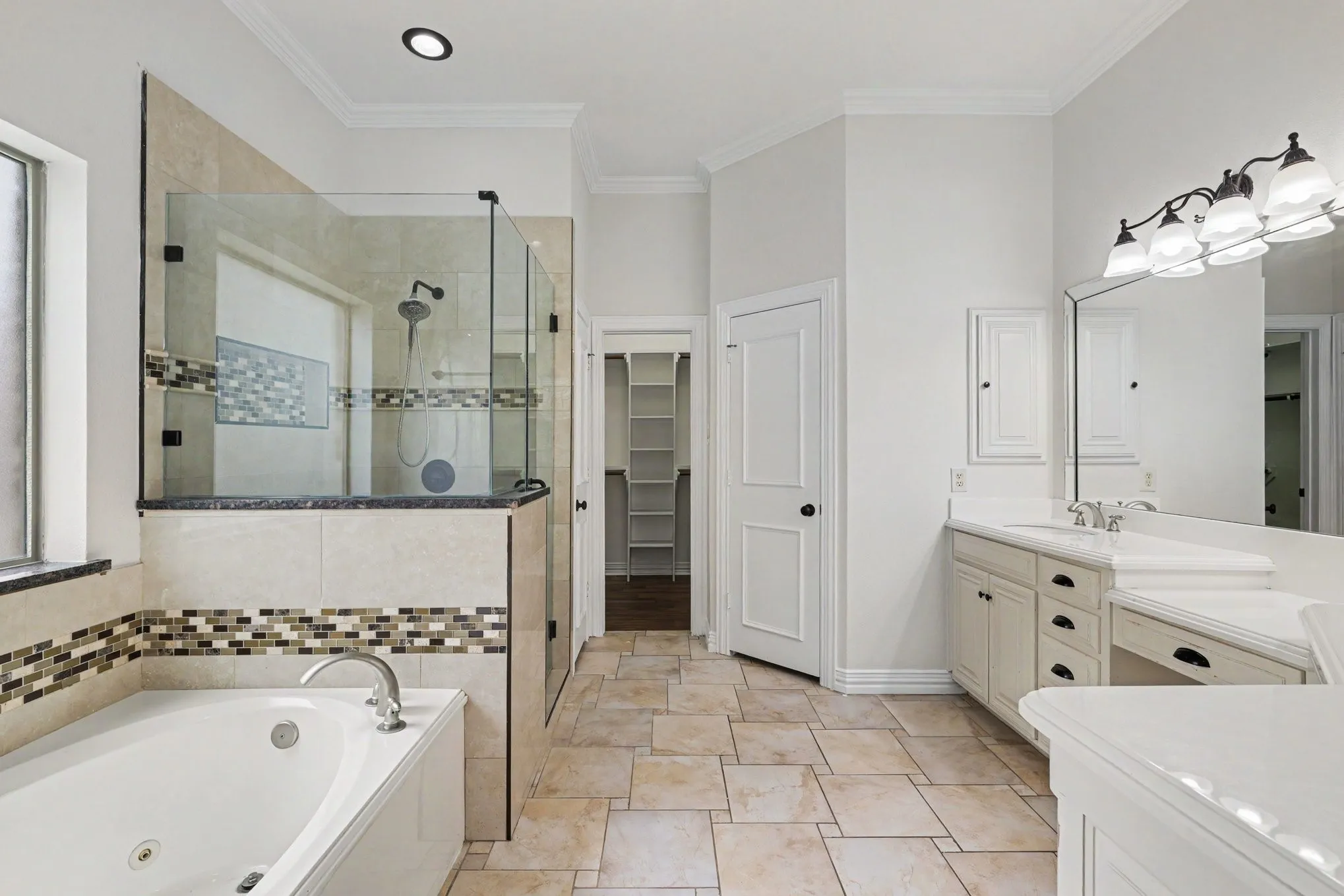 Single Family Residence For Sale in Tarrant County , 2016 Kodiak Court, Arlington, Texas 76013, 3 Bedroom, 2 Bathroom, 2 Garage spaces, 2,026 Sqft, built in 2004, mls#21335912, Real Estate Agent in Arlington, Homes For Sale in Tarrant county, Homes For Sale in Arlington, Realtor in Arlington Texas, Real Estate Brokerage Independent Realty Texas, Luminita Cordes Realtor