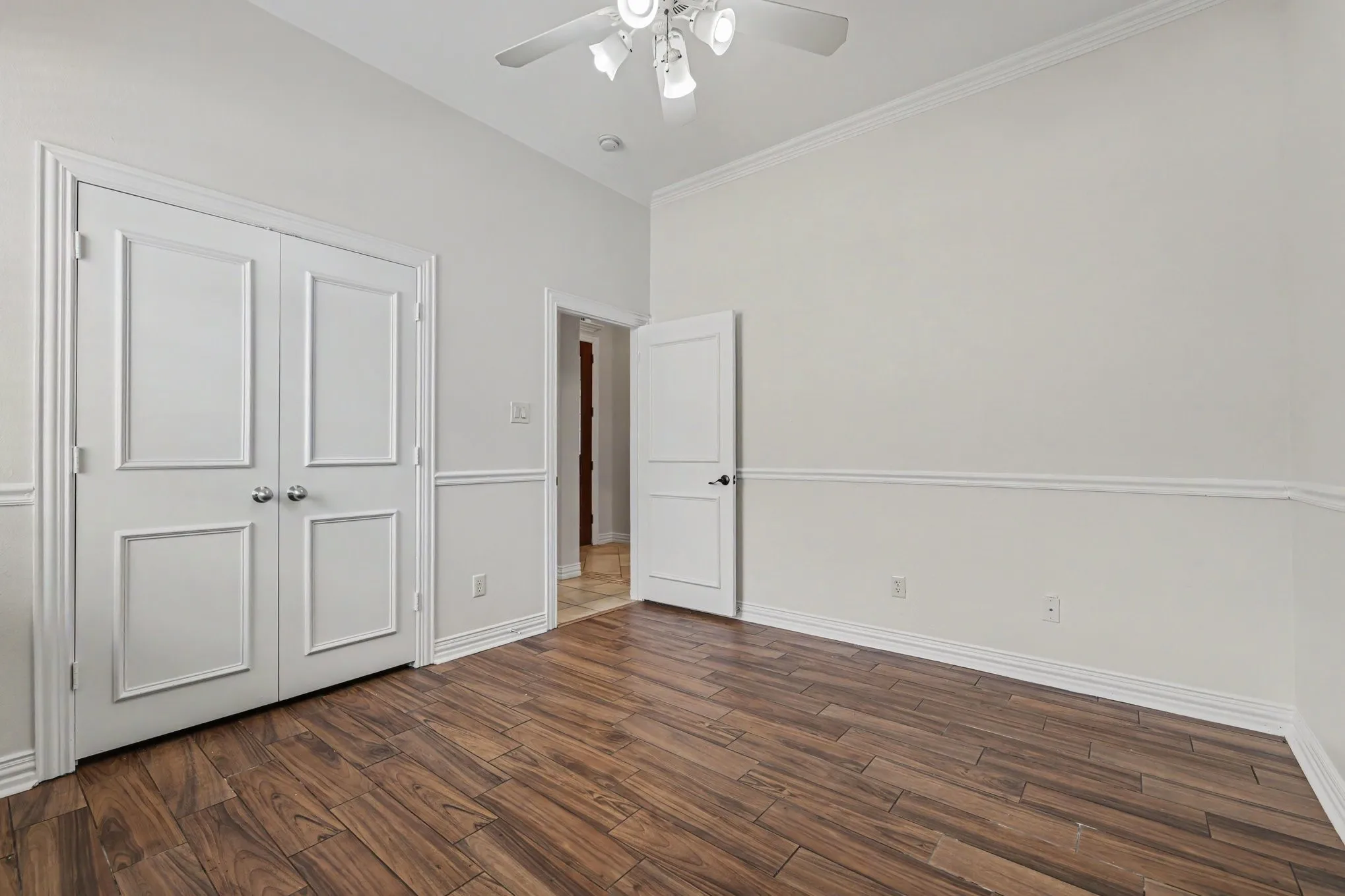 Single Family Residence For Sale in Tarrant County , 2016 Kodiak Court, Arlington, Texas 76013, 3 Bedroom, 2 Bathroom, 2 Garage spaces, 2,026 Sqft, built in 2004, mls#21335912, Real Estate Agent in Arlington, Homes For Sale in Tarrant county, Homes For Sale in Arlington, Realtor in Arlington Texas, Real Estate Brokerage Independent Realty Texas, Luminita Cordes Realtor
