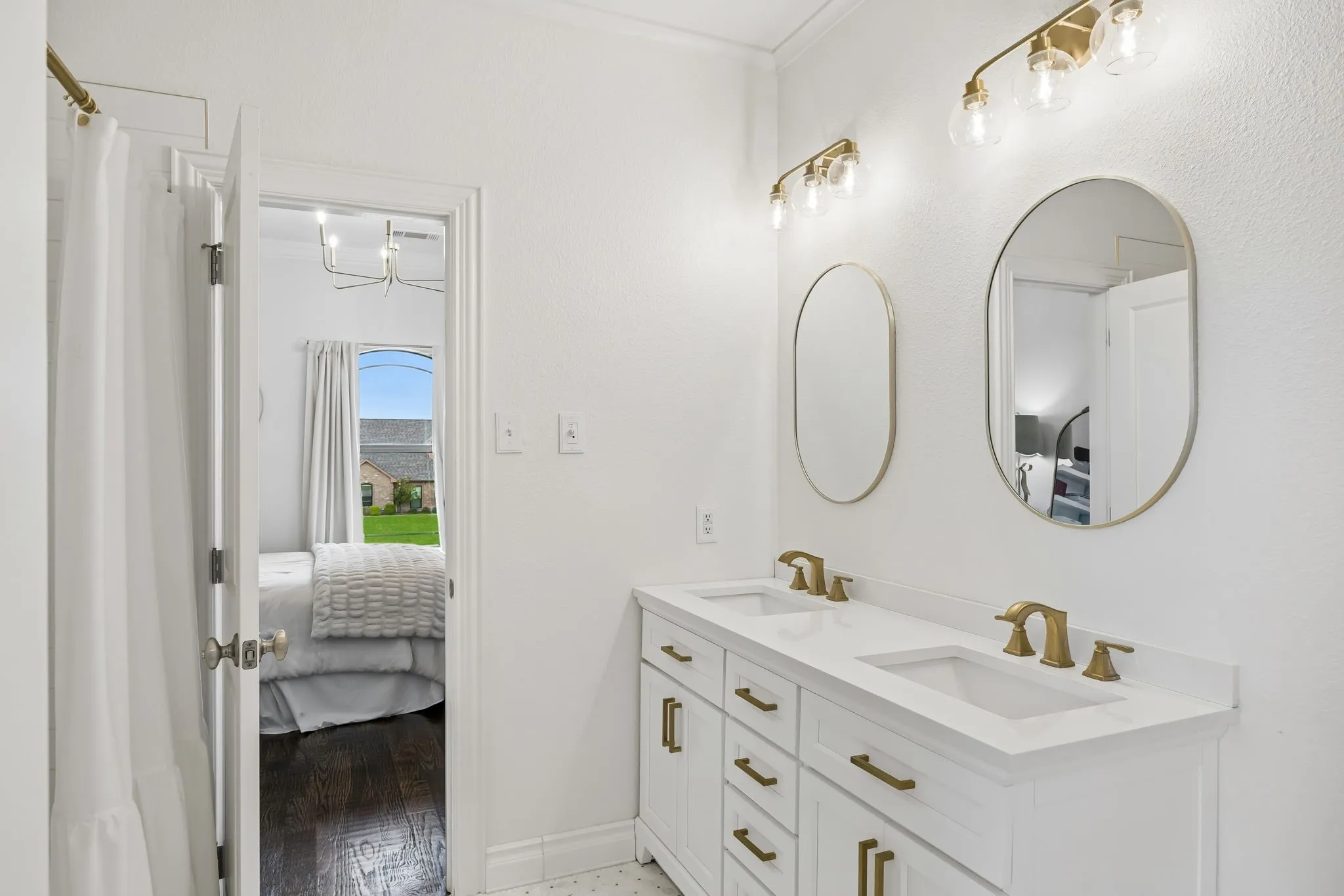 Full jack and jill bathroom that connects the upstairs bedrooms