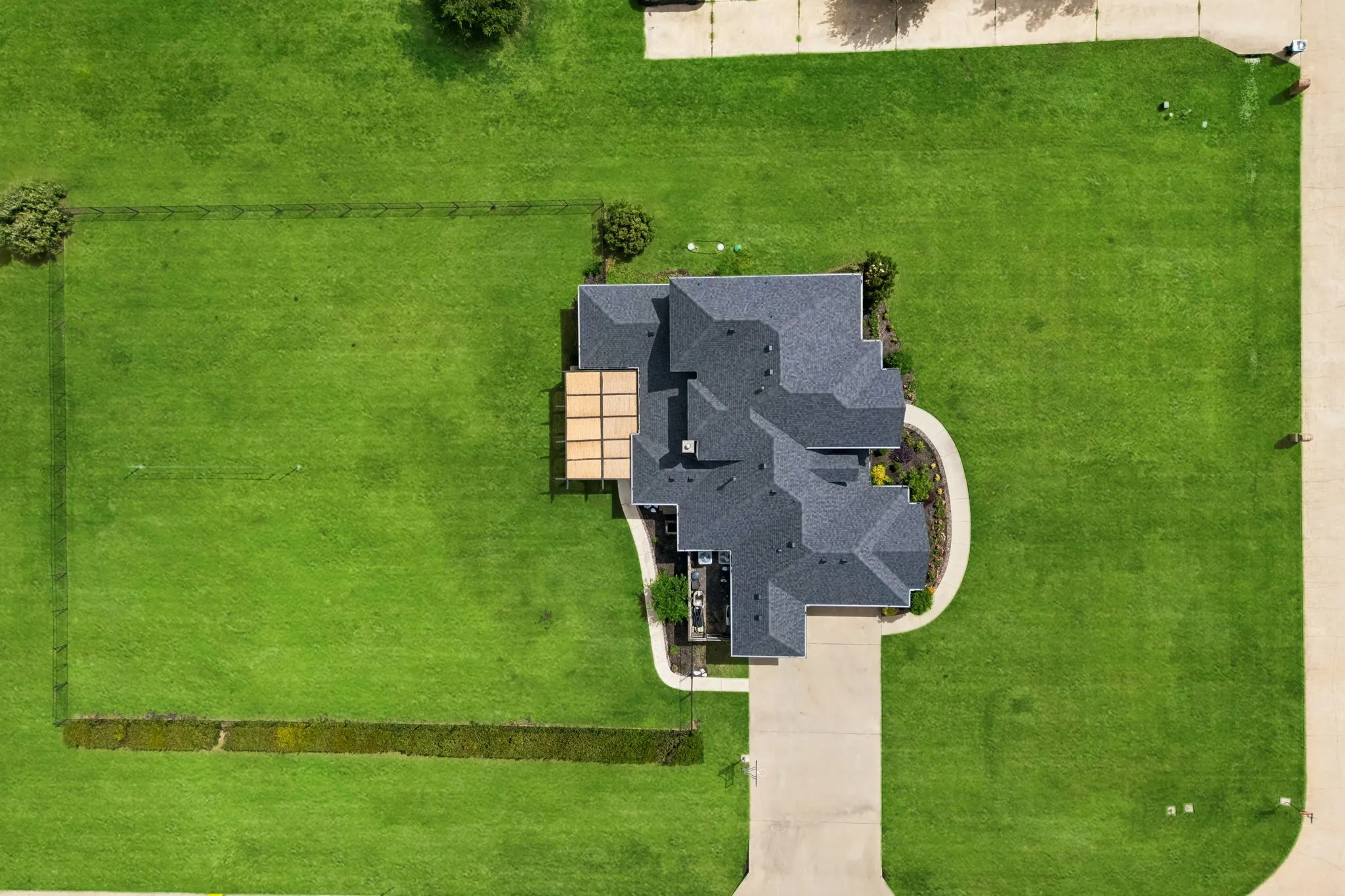 Bird's eye view of the home and expansive lot