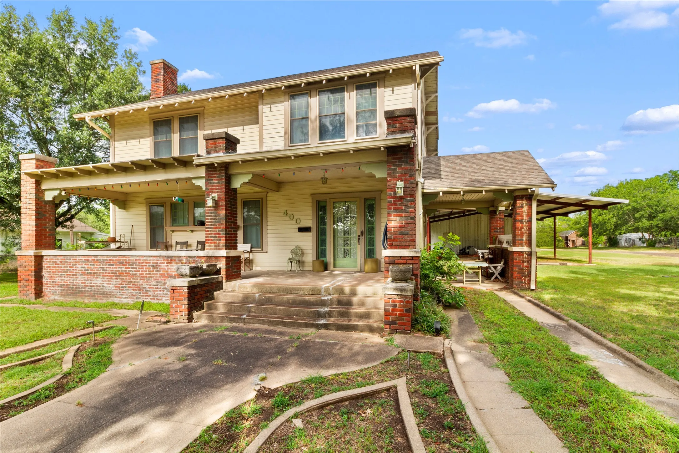 Single Family Residence For Sale in Limestone County , 400 S Mckinney Street, Mexia, Texas 76667, 3 Bedroom, 2 Bathroom, Garage spaces, 2,481 Sqft, built in 1923, mls#21336263, Real Estate Agent in Mexia, Homes For Sale in Limestone county, Homes For Sale in Mexia, Realtor in Mexia Texas, Real Estate Brokerage Independent Realty Texas, Luminita Cordes Realtor