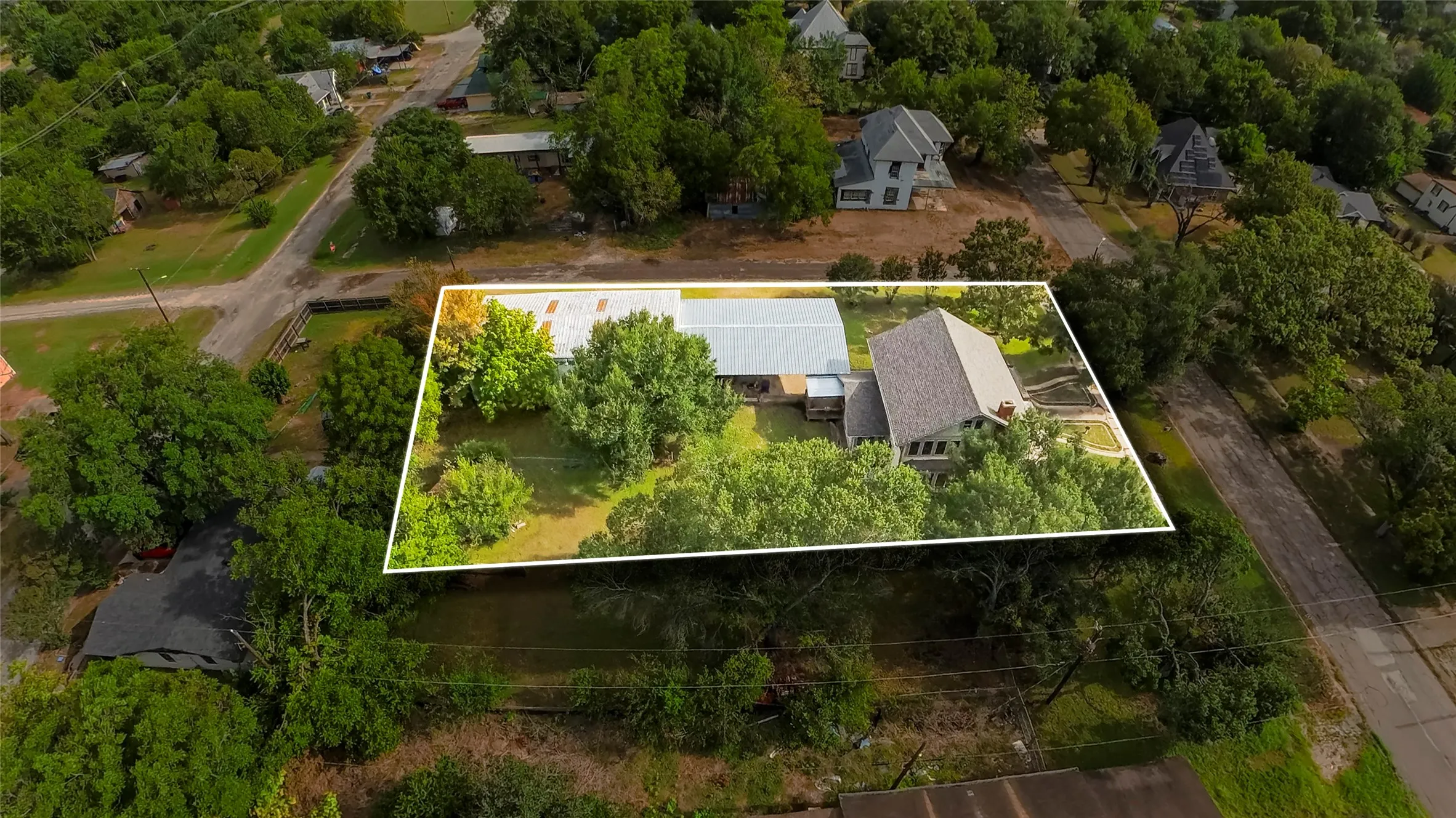 Single Family Residence For Sale in Limestone County , 400 S Mckinney Street, Mexia, Texas 76667, 3 Bedroom, 2 Bathroom, Garage spaces, 2,481 Sqft, built in 1923, mls#21336263, Real Estate Agent in Mexia, Homes For Sale in Limestone county, Homes For Sale in Mexia, Realtor in Mexia Texas, Real Estate Brokerage Independent Realty Texas, Luminita Cordes Realtor