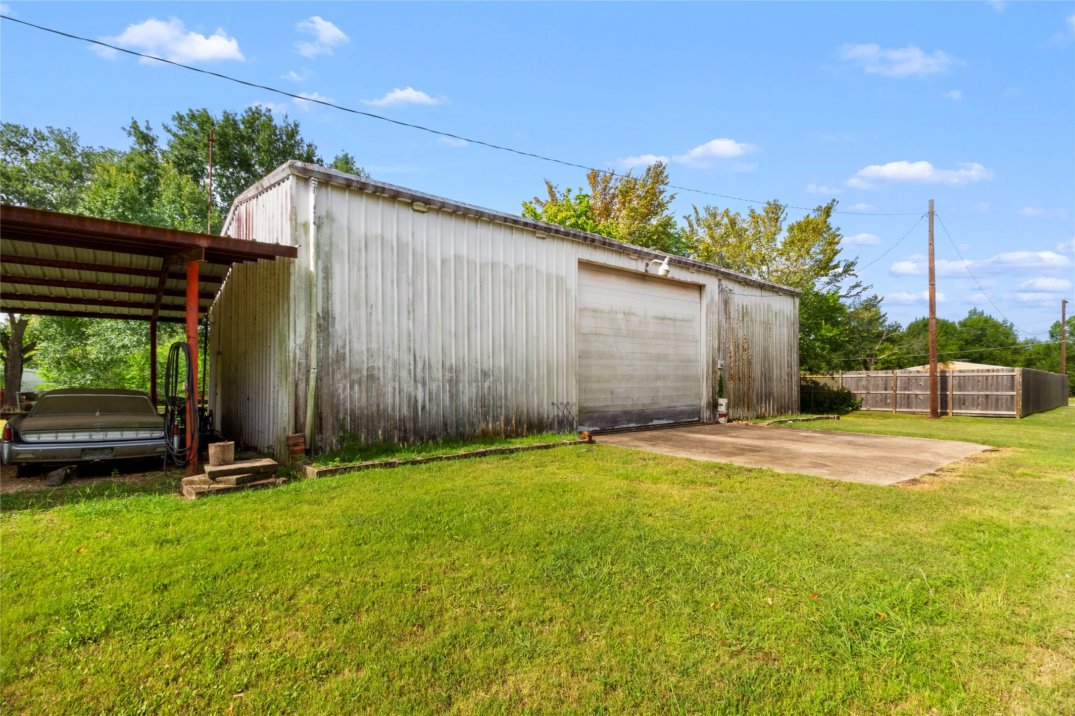 Single Family Residence For Sale in Limestone County , 400 S Mckinney Street, Mexia, Texas 76667, 3 Bedroom, 2 Bathroom, Garage spaces, 2,481 Sqft, built in 1923, mls#21336263, Real Estate Agent in Mexia, Homes For Sale in Limestone county, Homes For Sale in Mexia, Realtor in Mexia Texas, Real Estate Brokerage Independent Realty Texas, Luminita Cordes Realtor