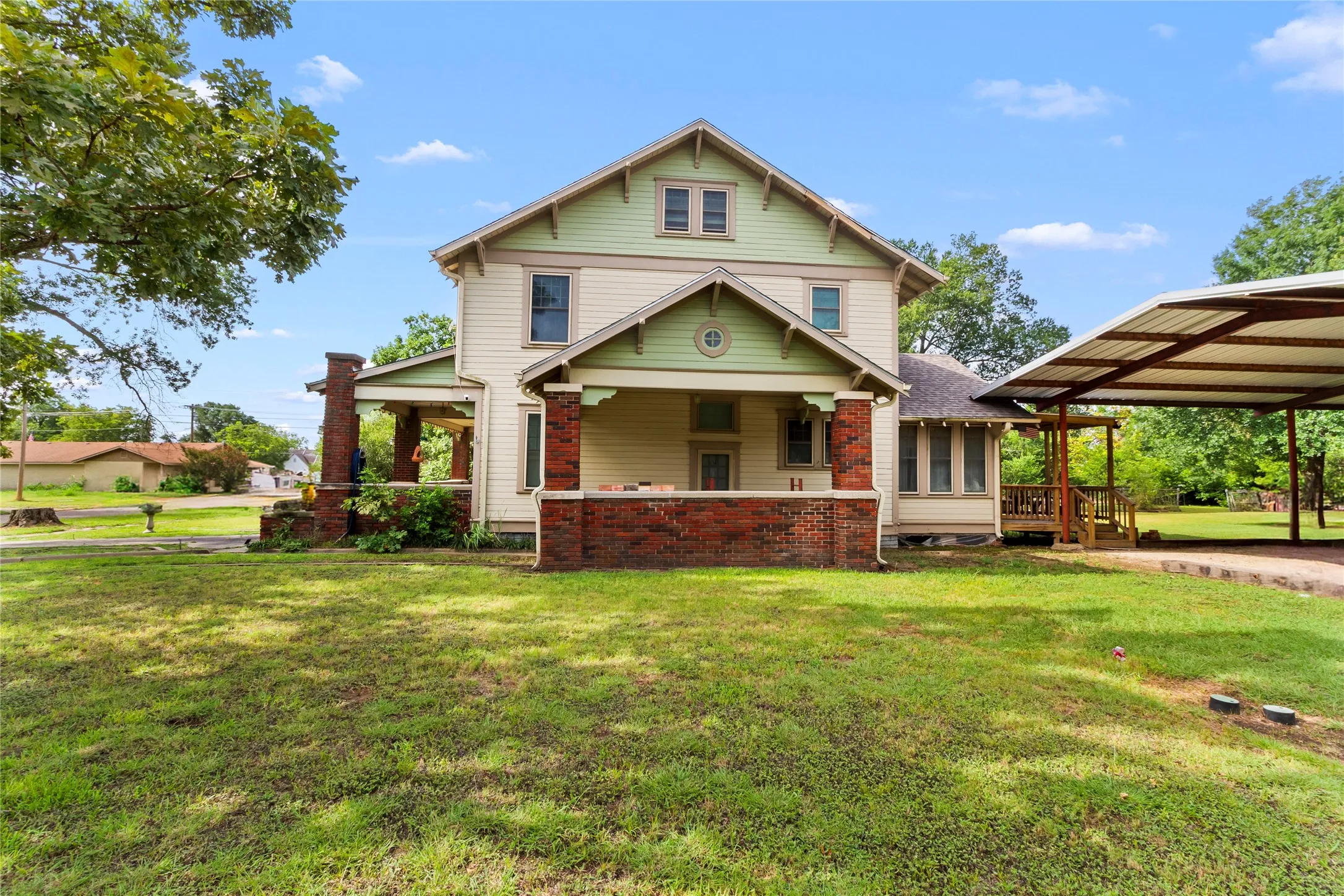 Single Family Residence For Sale in Limestone County , 400 S Mckinney Street, Mexia, Texas 76667, 3 Bedroom, 2 Bathroom, Garage spaces, 2,481 Sqft, built in 1923, mls#21336263, Real Estate Agent in Mexia, Homes For Sale in Limestone county, Homes For Sale in Mexia, Realtor in Mexia Texas, Real Estate Brokerage Independent Realty Texas, Luminita Cordes Realtor