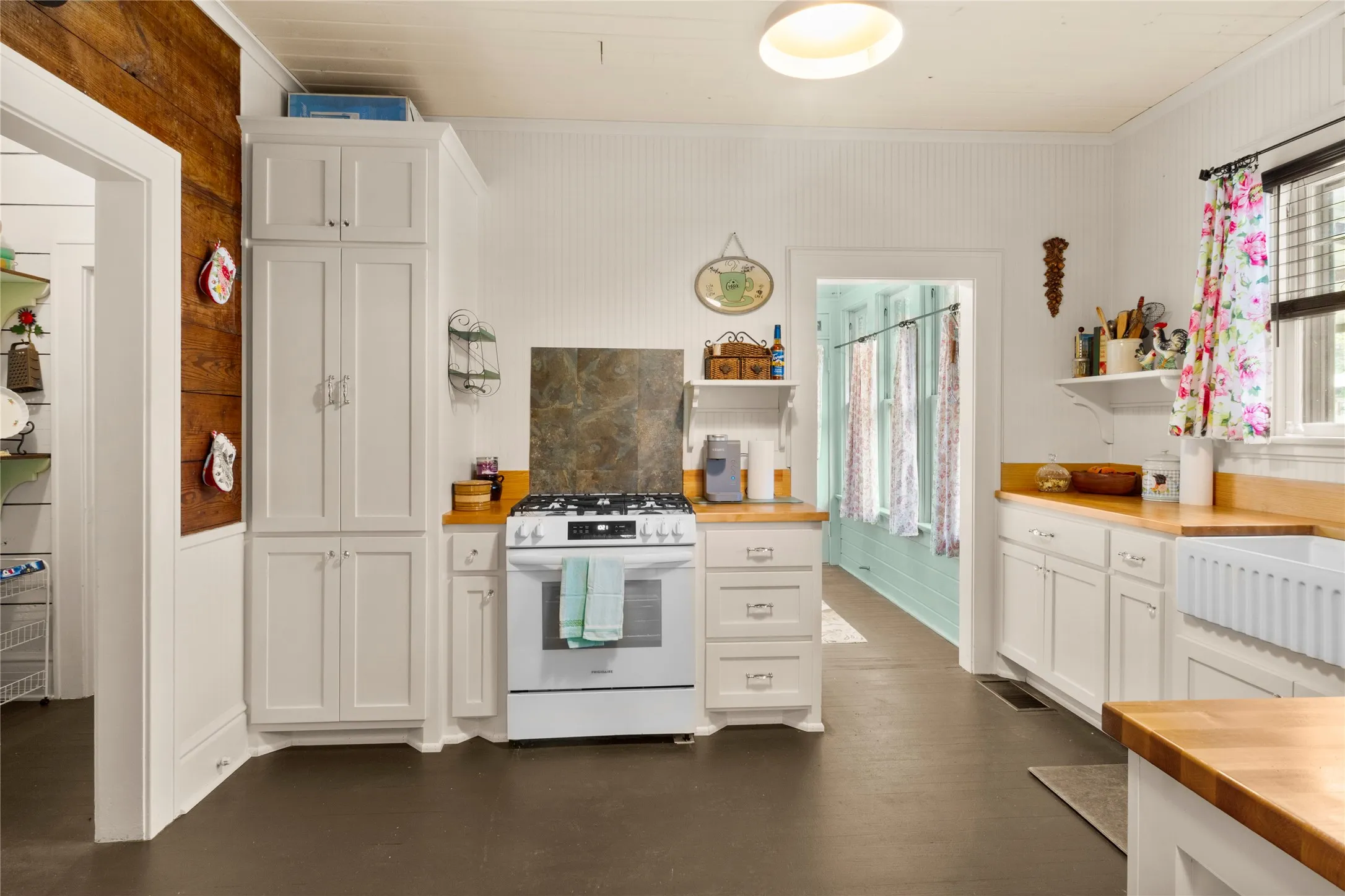 Single Family Residence For Sale in Limestone County , 400 S Mckinney Street, Mexia, Texas 76667, 3 Bedroom, 2 Bathroom, Garage spaces, 2,481 Sqft, built in 1923, mls#21336263, Real Estate Agent in Mexia, Homes For Sale in Limestone county, Homes For Sale in Mexia, Realtor in Mexia Texas, Real Estate Brokerage Independent Realty Texas, Luminita Cordes Realtor