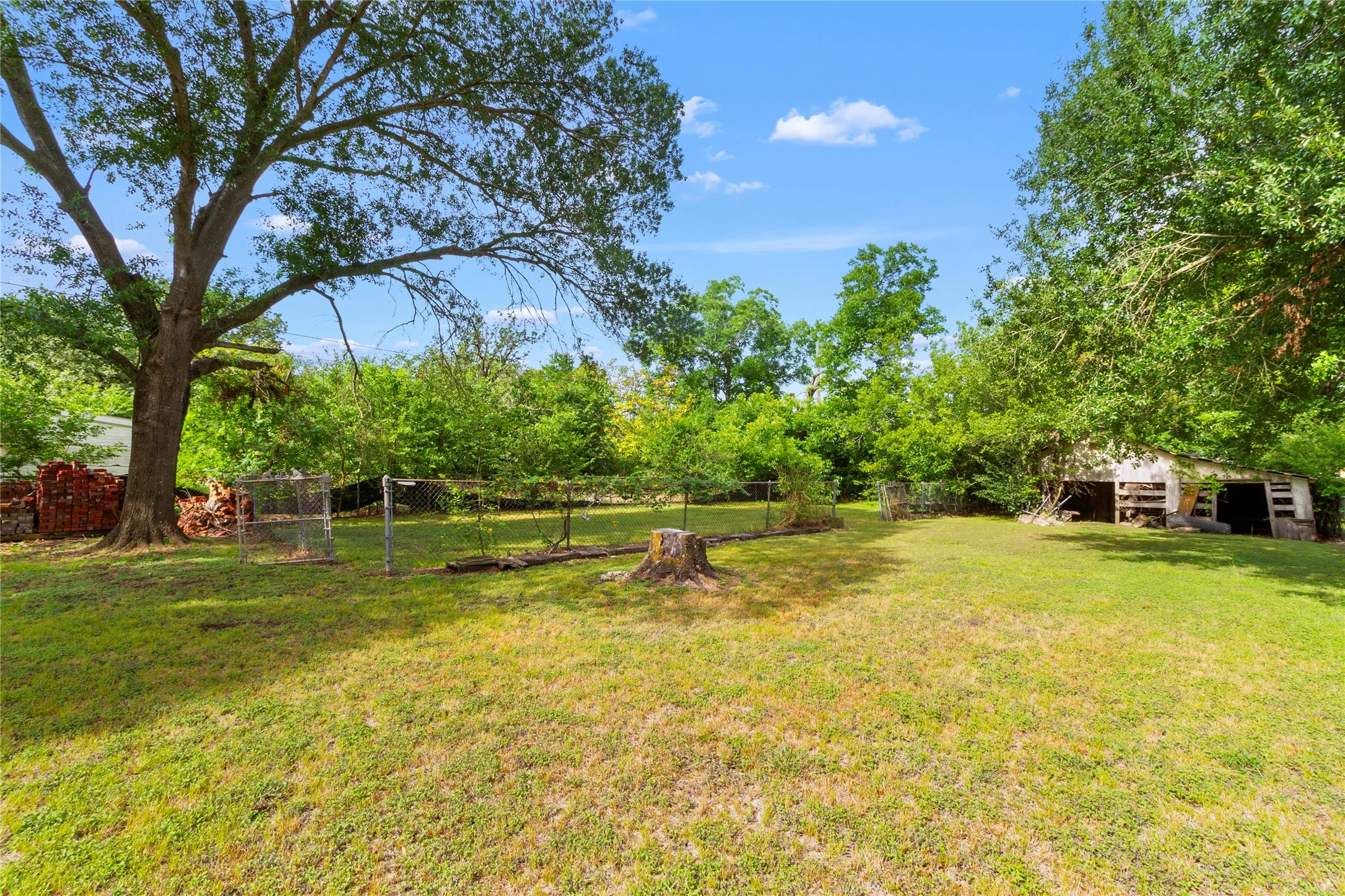 Single Family Residence For Sale in Limestone County , 400 S Mckinney Street, Mexia, Texas 76667, 3 Bedroom, 2 Bathroom, Garage spaces, 2,481 Sqft, built in 1923, mls#21336263, Real Estate Agent in Mexia, Homes For Sale in Limestone county, Homes For Sale in Mexia, Realtor in Mexia Texas, Real Estate Brokerage Independent Realty Texas, Luminita Cordes Realtor