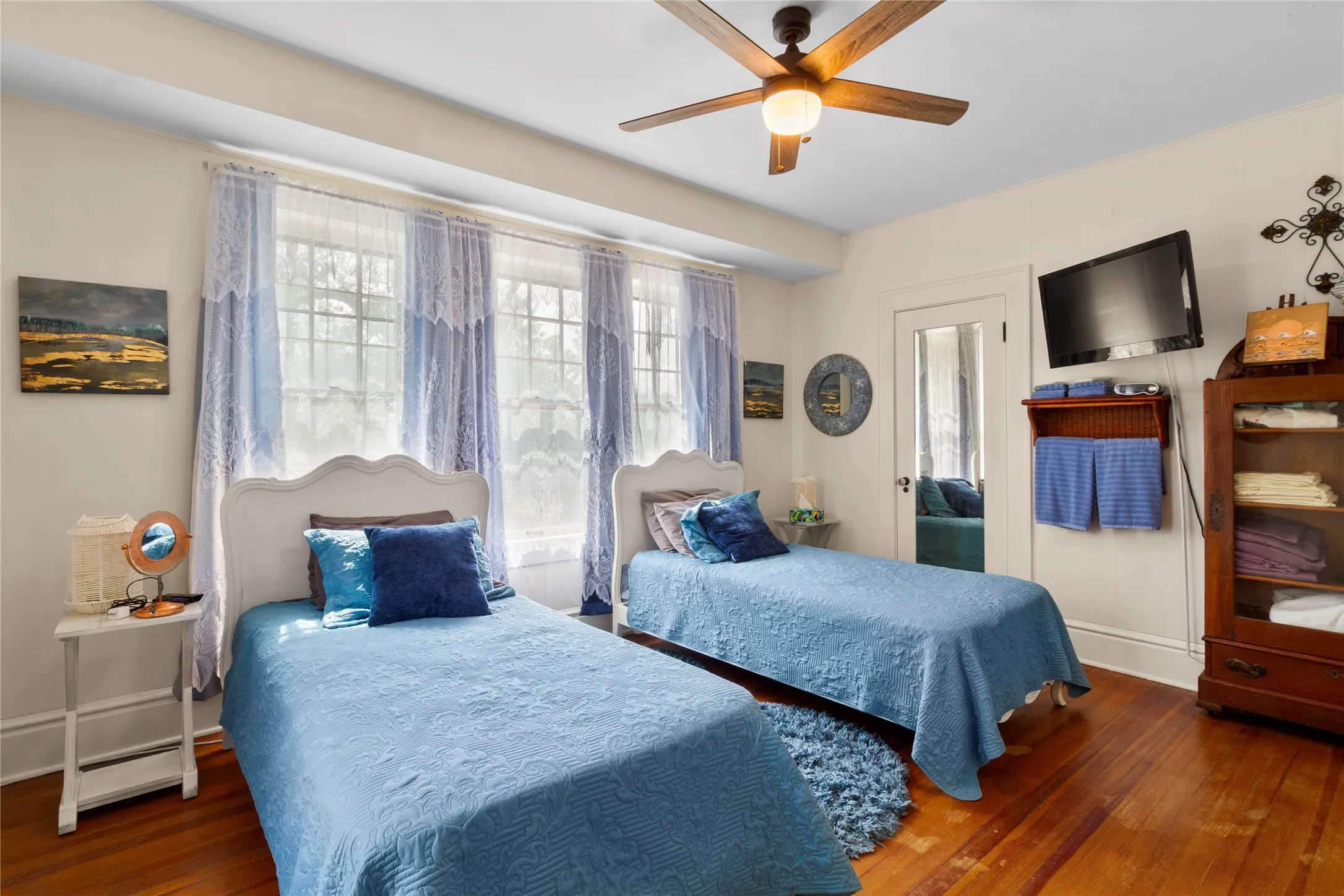 Single Family Residence For Sale in Limestone County , 400 S Mckinney Street, Mexia, Texas 76667, 3 Bedroom, 2 Bathroom, Garage spaces, 2,481 Sqft, built in 1923, mls#21336263, Real Estate Agent in Mexia, Homes For Sale in Limestone county, Homes For Sale in Mexia, Realtor in Mexia Texas, Real Estate Brokerage Independent Realty Texas, Luminita Cordes Realtor