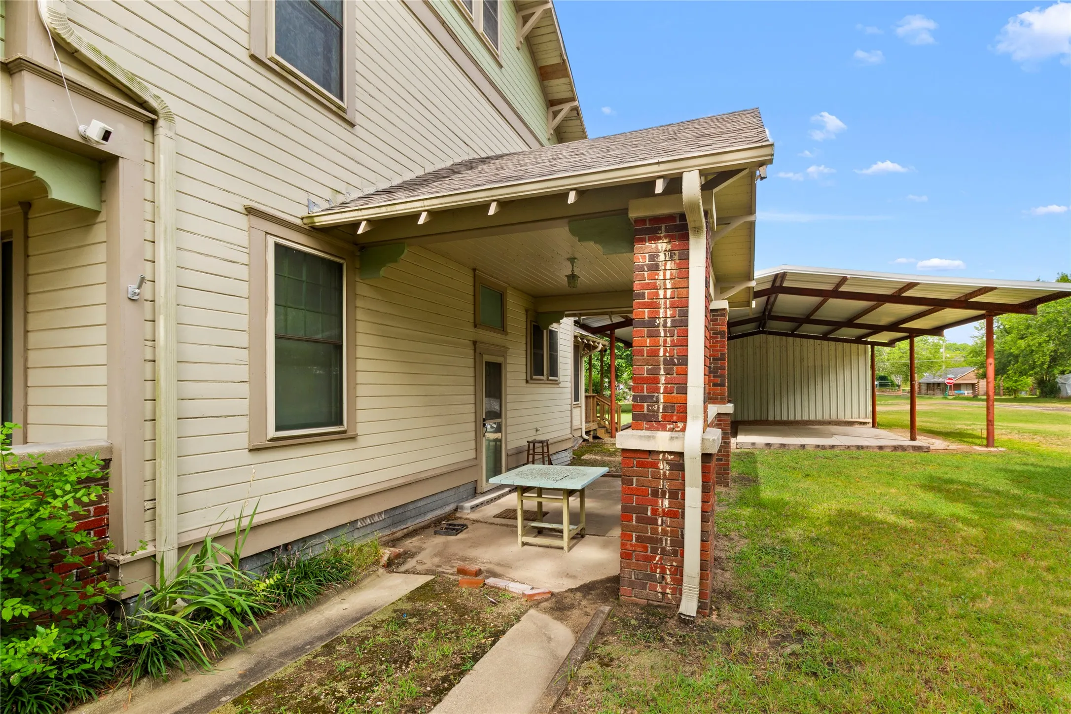 Single Family Residence For Sale in Limestone County , 400 S Mckinney Street, Mexia, Texas 76667, 3 Bedroom, 2 Bathroom, Garage spaces, 2,481 Sqft, built in 1923, mls#21336263, Real Estate Agent in Mexia, Homes For Sale in Limestone county, Homes For Sale in Mexia, Realtor in Mexia Texas, Real Estate Brokerage Independent Realty Texas, Luminita Cordes Realtor