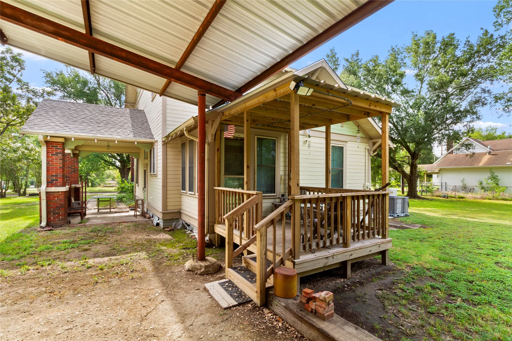 Single Family Residence For Sale in Limestone County , 400 S Mckinney Street, Mexia, Texas 76667, 3 Bedroom, 2 Bathroom, Garage spaces, 2,481 Sqft, built in 1923, mls#21336263, Real Estate Agent in Mexia, Homes For Sale in Limestone county, Homes For Sale in Mexia, Realtor in Mexia Texas, Real Estate Brokerage Independent Realty Texas, Luminita Cordes Realtor
