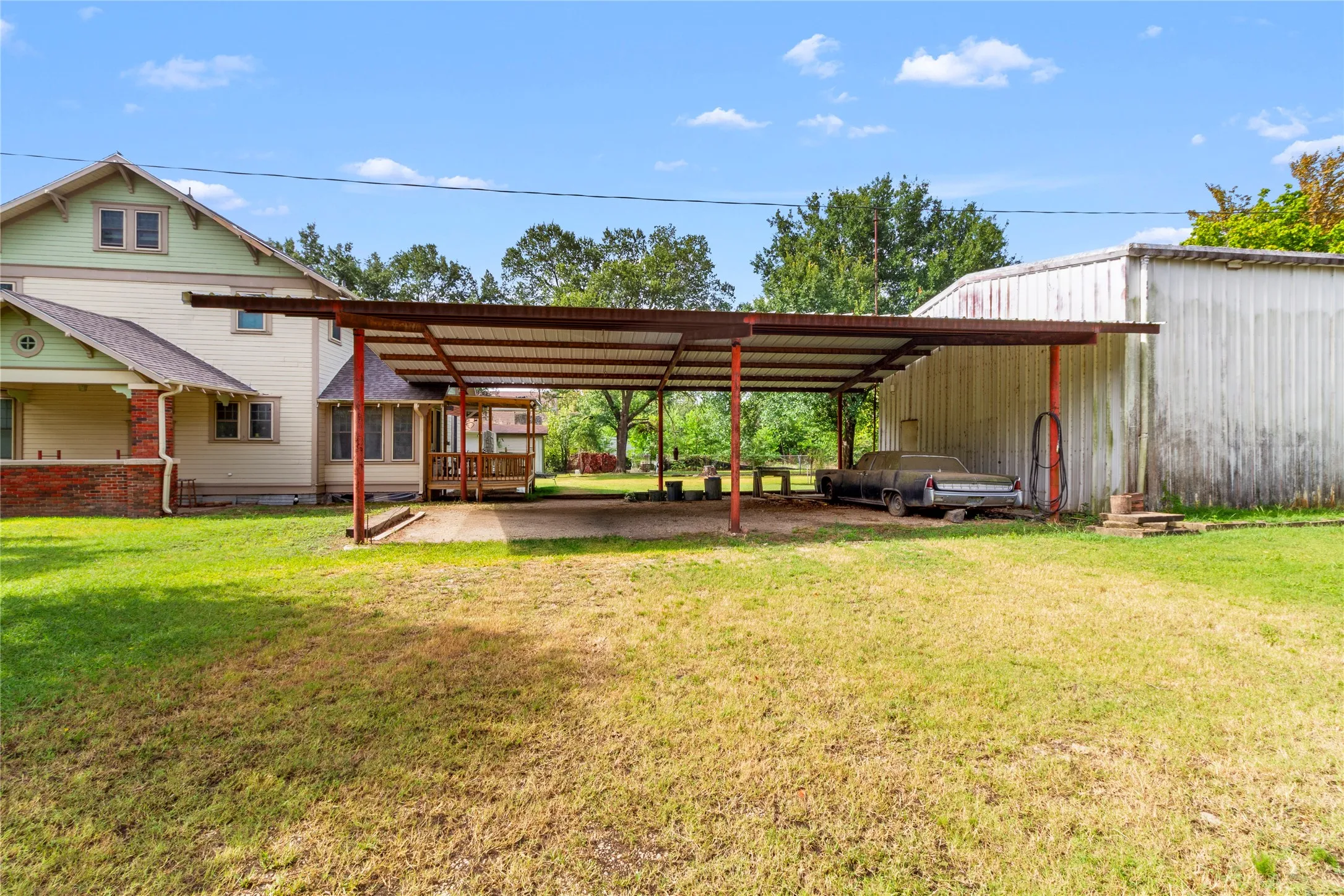 Single Family Residence For Sale in Limestone County , 400 S Mckinney Street, Mexia, Texas 76667, 3 Bedroom, 2 Bathroom, Garage spaces, 2,481 Sqft, built in 1923, mls#21336263, Real Estate Agent in Mexia, Homes For Sale in Limestone county, Homes For Sale in Mexia, Realtor in Mexia Texas, Real Estate Brokerage Independent Realty Texas, Luminita Cordes Realtor