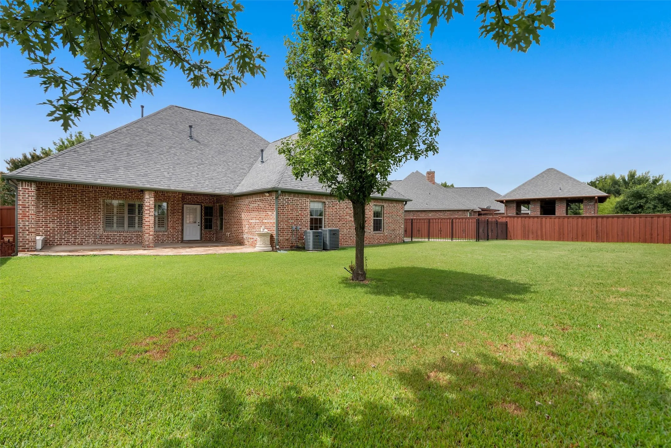 Single Family Residence For Sale in Grayson County , 2417 Westhaven Court, Sherman, Texas 75092, 4 Bedroom, 3 Bathroom, 2 Garage spaces, 2,413 Sqft, built in 2007, mls#21336256, Real Estate Agent in Sherman, Homes For Sale in Grayson county, Homes For Sale in Sherman, Realtor in Sherman Texas, Real Estate Brokerage Independent Realty Texas, Luminita Cordes Realtor