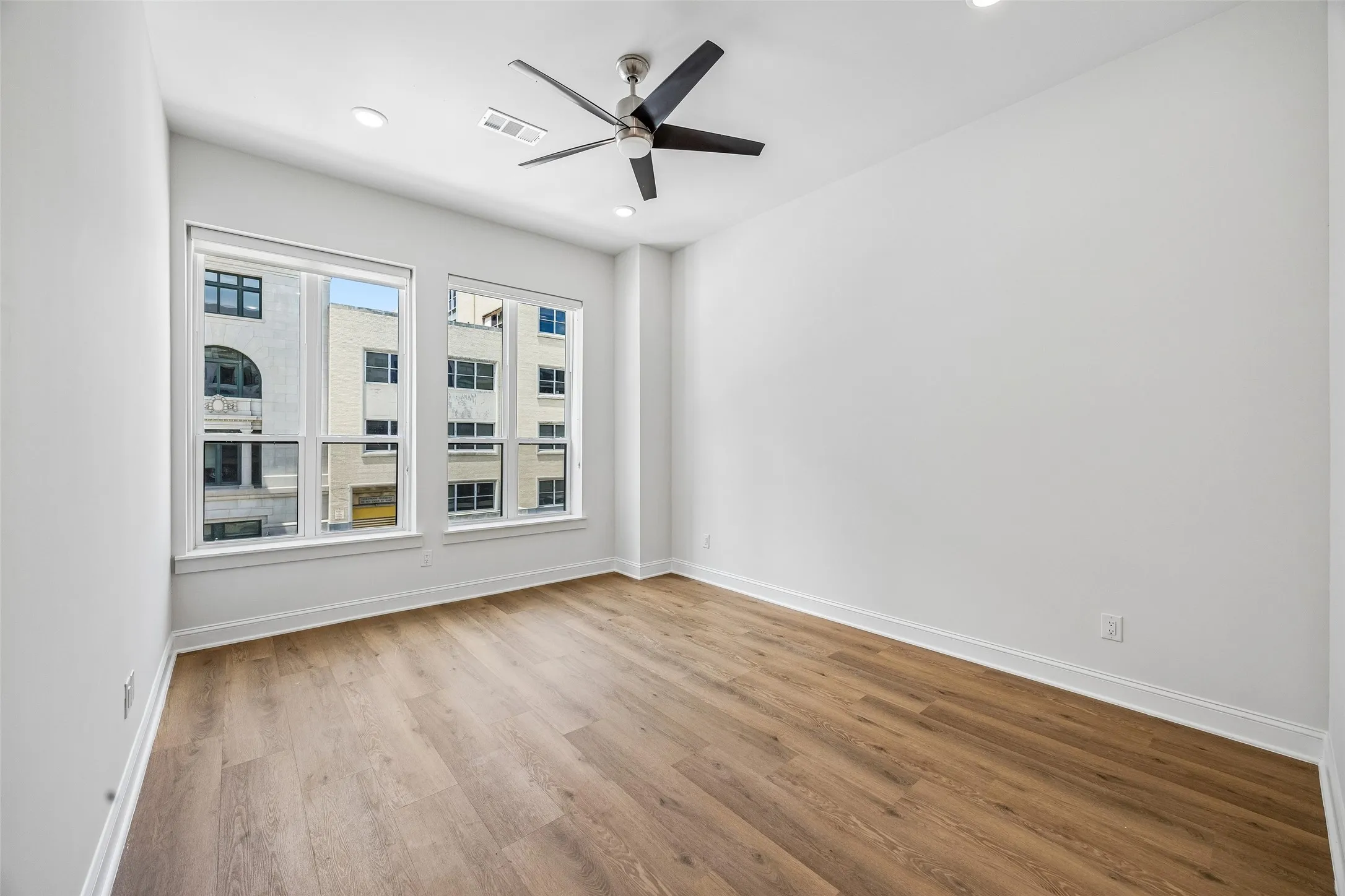 Apartment For Rent in Dallas County , 2010 Commerce Street B202, Dallas, Texas 75201, 1 Bedroom, 2 Bathroom, Garage spaces, 944 Sqft, built in 1925, mls#21335273, Real Estate Agent in Dallas, Homes For Rent in Dallas county, Homes For Rent in Dallas, Realtor in Dallas Texas, Real Estate Brokerage Independent Realty Texas, Luminita Cordes Realtor