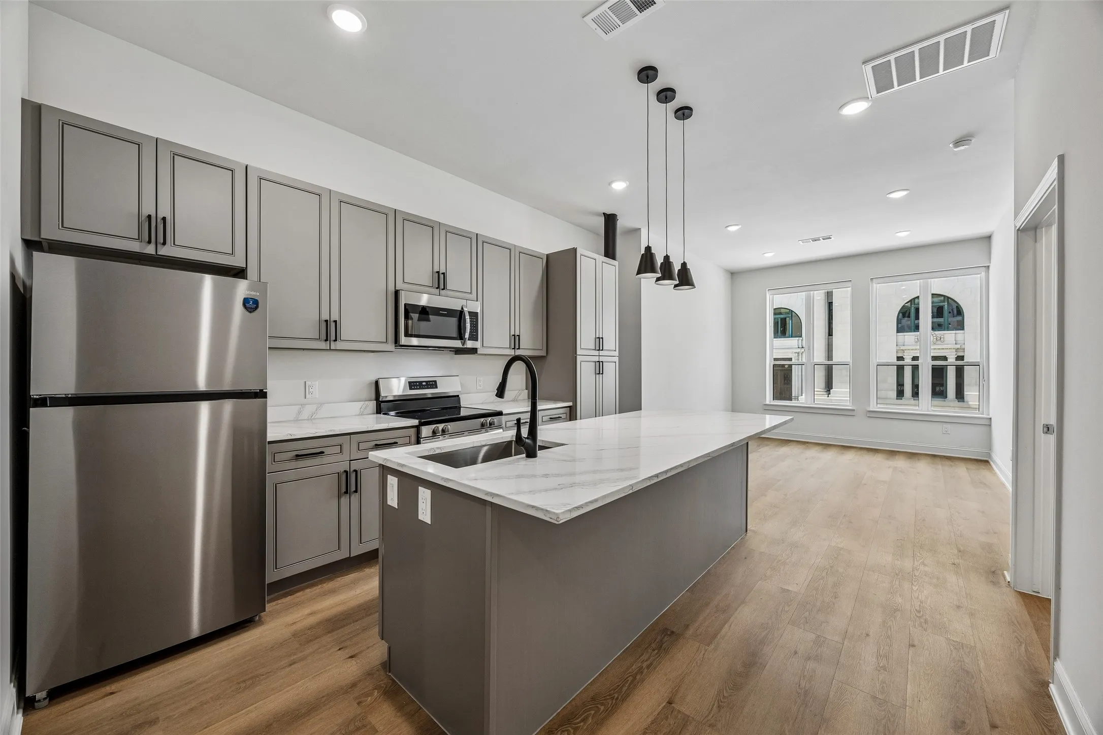 Apartment For Rent in Dallas County , 2010 Commerce Street B202, Dallas, Texas 75201, 1 Bedroom, 2 Bathroom, Garage spaces, 944 Sqft, built in 1925, mls#21335273, Real Estate Agent in Dallas, Homes For Rent in Dallas county, Homes For Rent in Dallas, Realtor in Dallas Texas, Real Estate Brokerage Independent Realty Texas, Luminita Cordes Realtor