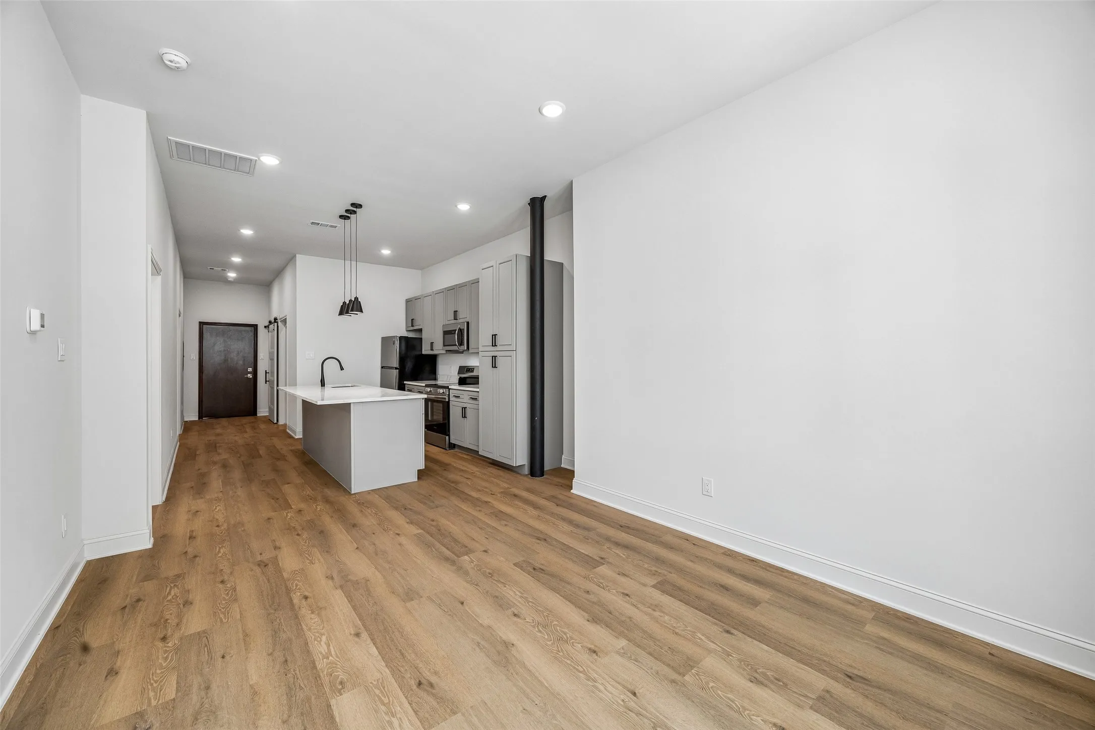 Apartment For Rent in Dallas County , 2010 Commerce Street B202, Dallas, Texas 75201, 1 Bedroom, 2 Bathroom, Garage spaces, 944 Sqft, built in 1925, mls#21335273, Real Estate Agent in Dallas, Homes For Rent in Dallas county, Homes For Rent in Dallas, Realtor in Dallas Texas, Real Estate Brokerage Independent Realty Texas, Luminita Cordes Realtor