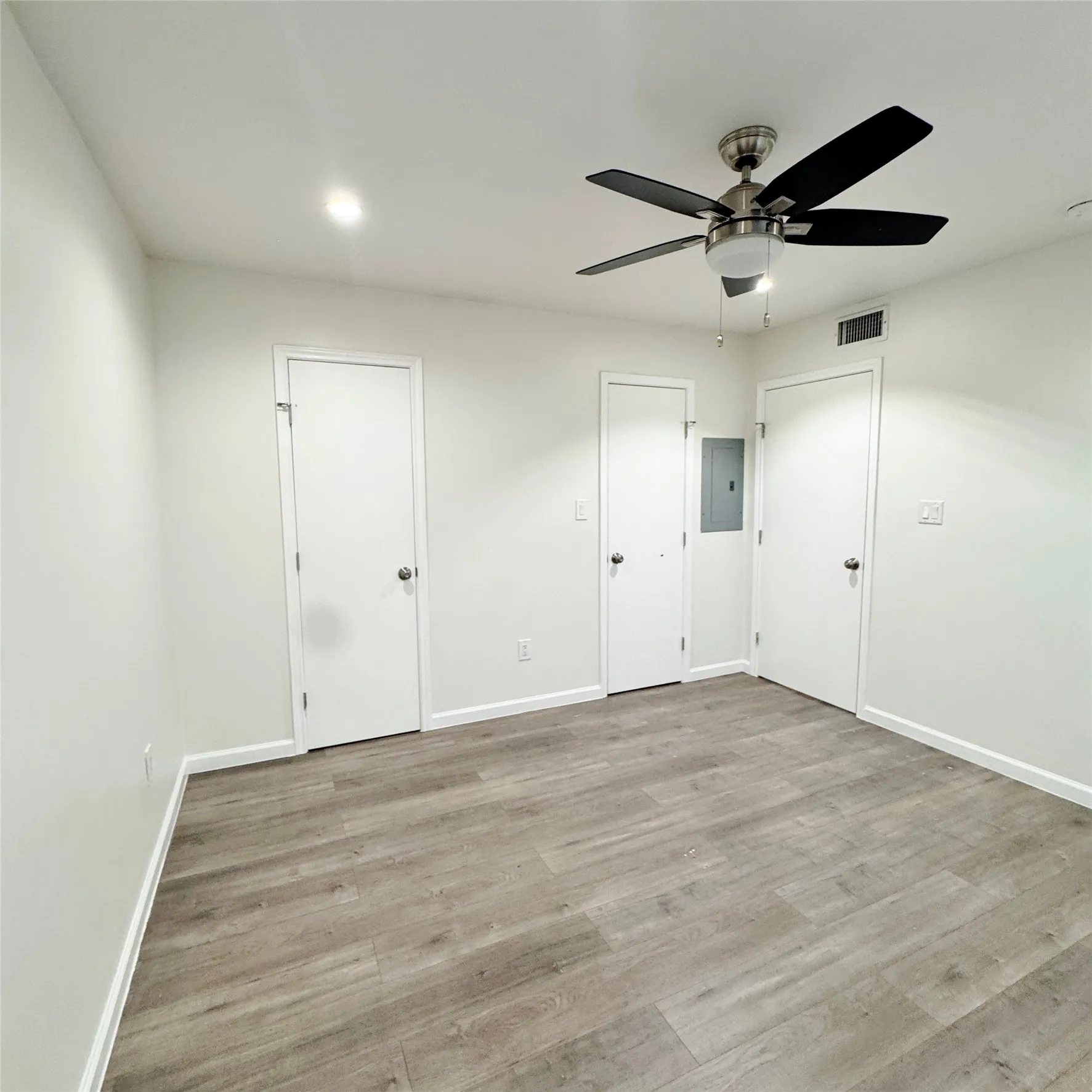 Apartment For Rent in Dallas County , 5010 San Jacinto Street 204, Dallas, Texas 75206, 1 Bedroom, 1 Bathroom, Garage spaces, 650 Sqft, built in 1959, mls#21336337, Real Estate Agent in Dallas, Homes For Rent in Dallas county, Homes For Rent in Dallas, Realtor in Dallas Texas, Real Estate Brokerage Independent Realty Texas, Luminita Cordes Realtor