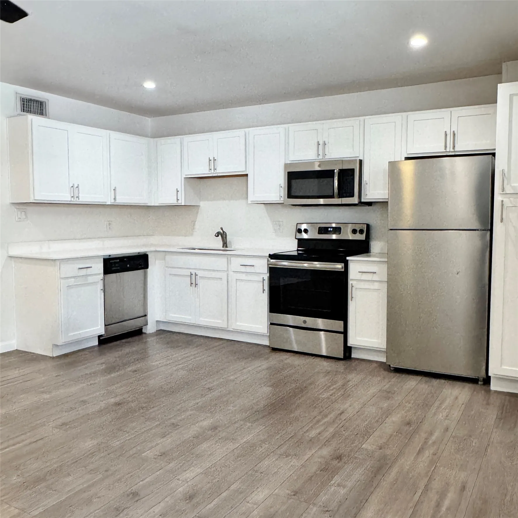 Apartment For Rent in Dallas County , 5010 San Jacinto Street 204, Dallas, Texas 75206, 1 Bedroom, 1 Bathroom, Garage spaces, 650 Sqft, built in 1959, mls#21336337, Real Estate Agent in Dallas, Homes For Rent in Dallas county, Homes For Rent in Dallas, Realtor in Dallas Texas, Real Estate Brokerage Independent Realty Texas, Luminita Cordes Realtor
