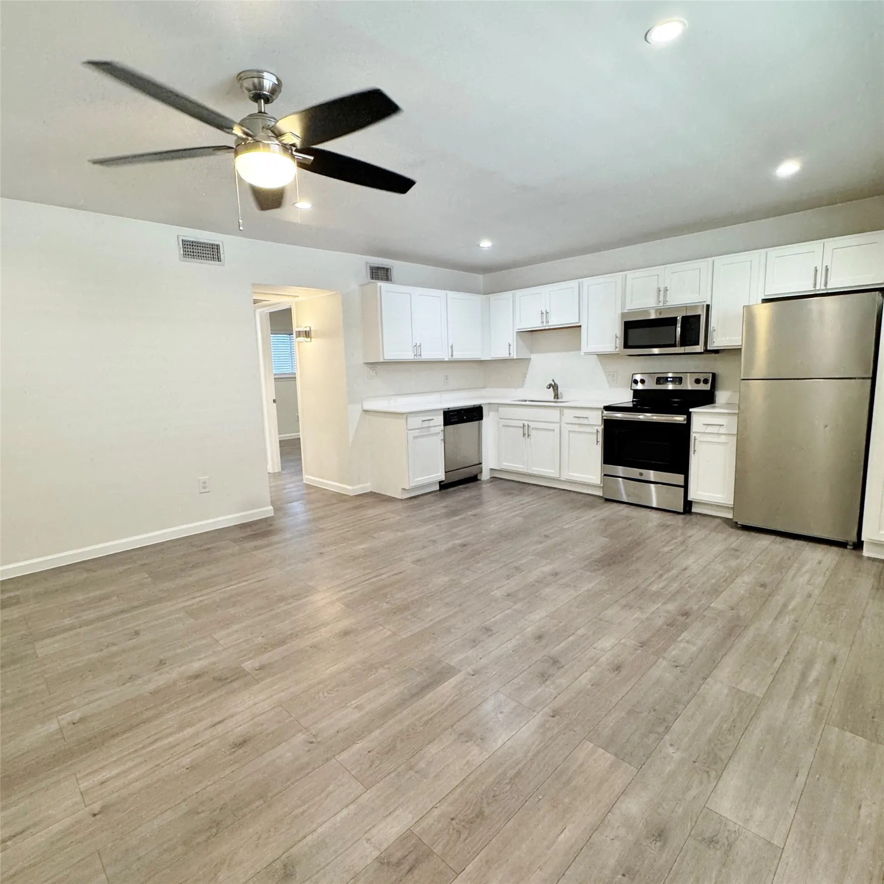 Apartment For Rent in Dallas County , 5010 San Jacinto Street 204, Dallas, Texas 75206, 1 Bedroom, 1 Bathroom, Garage spaces, 650 Sqft, built in 1959, mls#21336337, Real Estate Agent in Dallas, Homes For Rent in Dallas county, Homes For Rent in Dallas, Realtor in Dallas Texas, Real Estate Brokerage Independent Realty Texas, Luminita Cordes Realtor