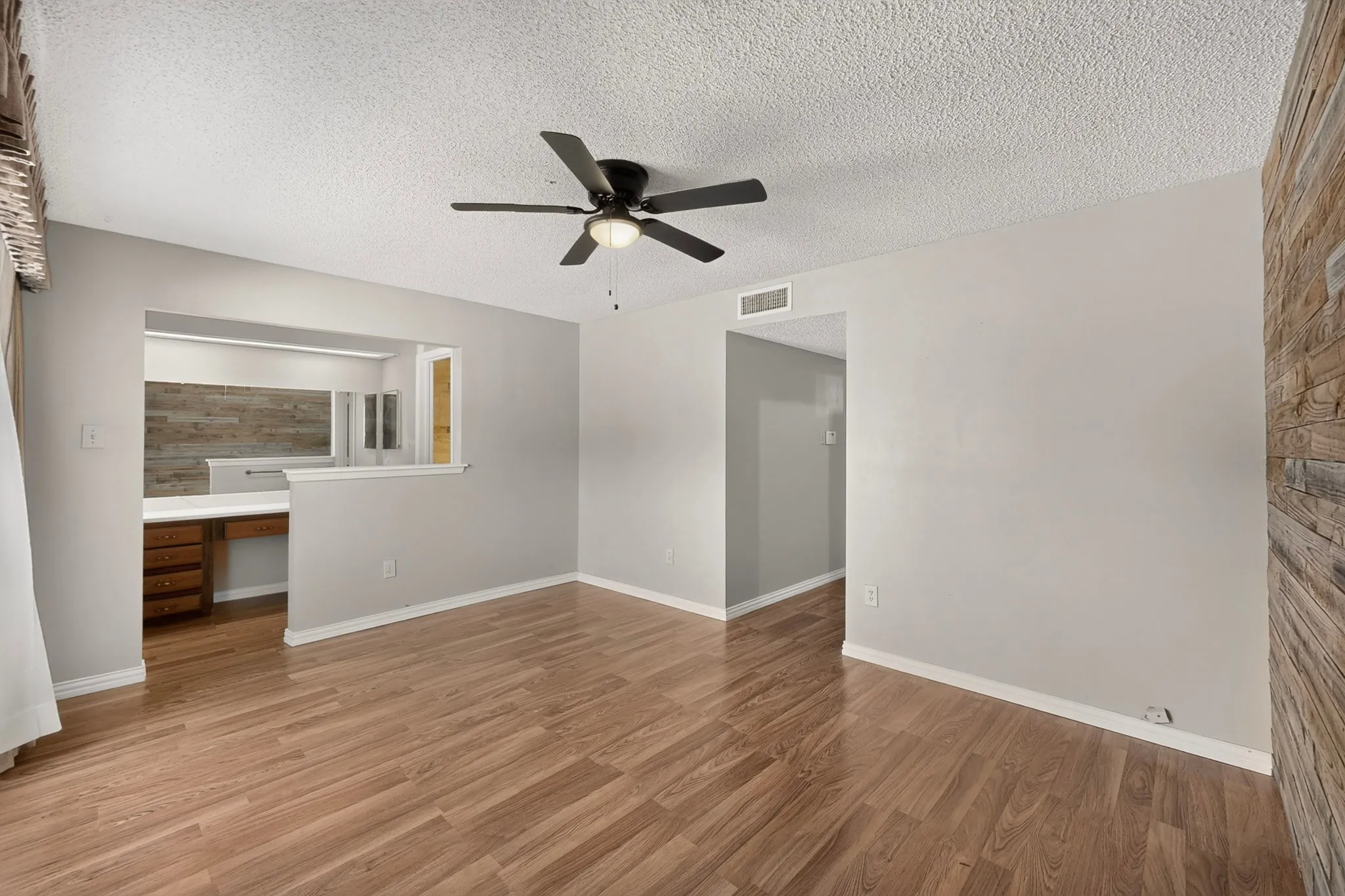 Single Family Residence For Sale in Tarrant County , 7305 Southridge Trail, Fort Worth, Texas 76133, 4 Bedroom, 2 Bathroom, 2 Garage spaces, 1,810 Sqft, built in 1979, mls#21335979, Real Estate Agent in Fort Worth, Homes For Sale in Tarrant county, Homes For Sale in Fort Worth, Realtor in Fort Worth Texas, Real Estate Brokerage Independent Realty Texas, Luminita Cordes Realtor
