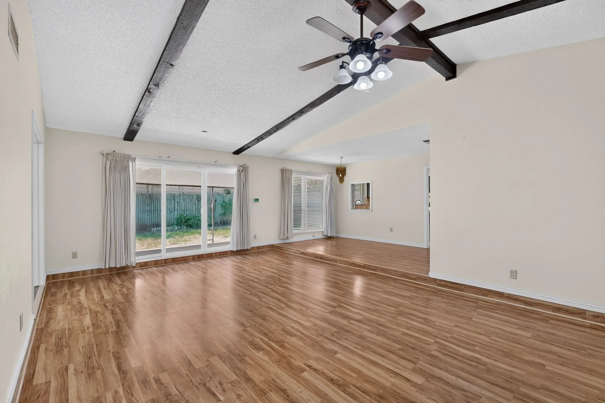 Single Family Residence For Sale in Tarrant County , 7305 Southridge Trail, Fort Worth, Texas 76133, 4 Bedroom, 2 Bathroom, 2 Garage spaces, 1,810 Sqft, built in 1979, mls#21335979, Real Estate Agent in Fort Worth, Homes For Sale in Tarrant county, Homes For Sale in Fort Worth, Realtor in Fort Worth Texas, Real Estate Brokerage Independent Realty Texas, Luminita Cordes Realtor
