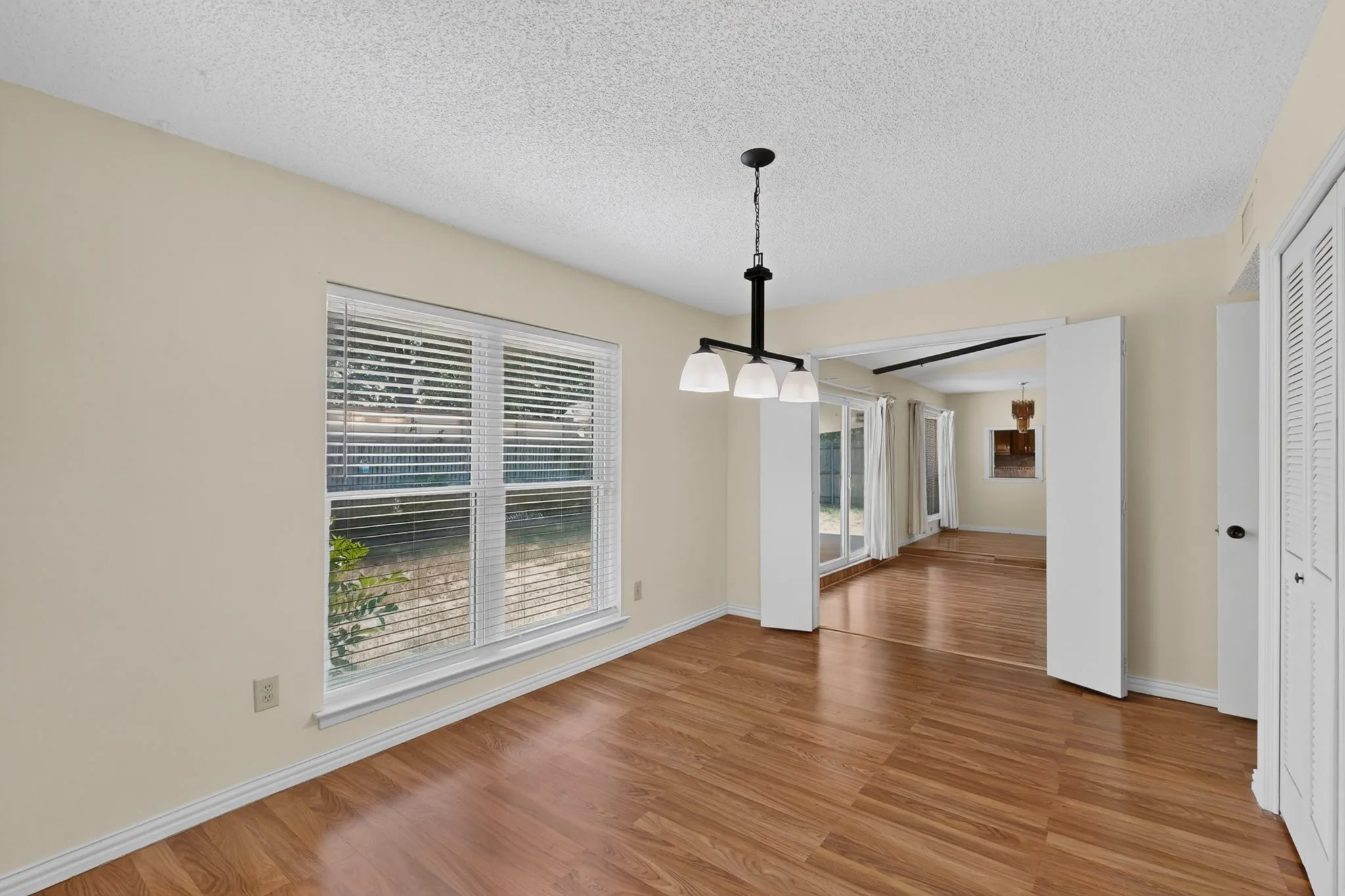 Single Family Residence For Sale in Tarrant County , 7305 Southridge Trail, Fort Worth, Texas 76133, 4 Bedroom, 2 Bathroom, 2 Garage spaces, 1,810 Sqft, built in 1979, mls#21335979, Real Estate Agent in Fort Worth, Homes For Sale in Tarrant county, Homes For Sale in Fort Worth, Realtor in Fort Worth Texas, Real Estate Brokerage Independent Realty Texas, Luminita Cordes Realtor