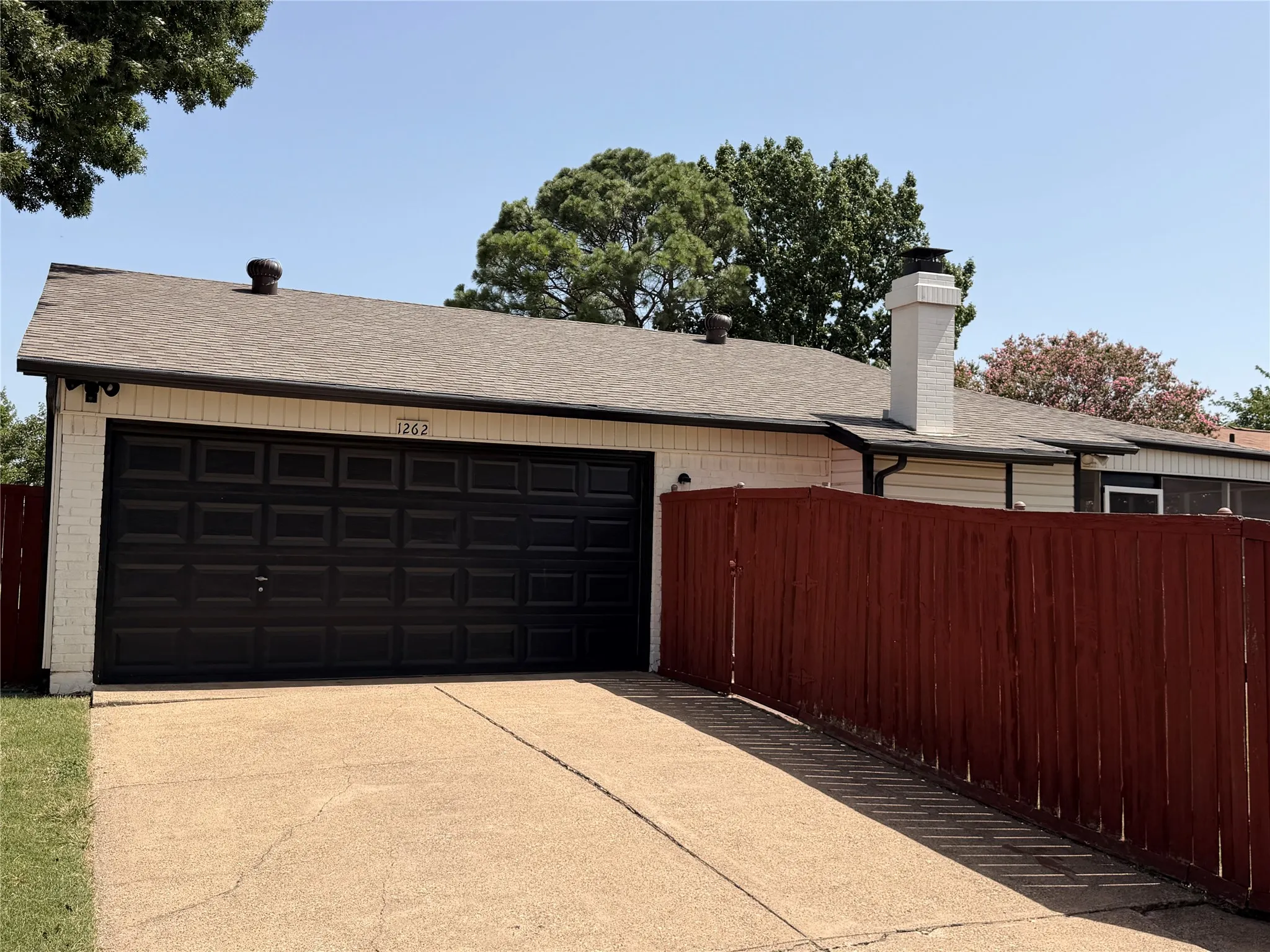 Single Family Residence For Sale in Denton County , 1262 Valencia Lane, Lewisville, Texas 75067, 3 Bedroom, 2 Bathroom, 2 Garage spaces, 1,472 Sqft, built in 1971, mls#21336322, Real Estate Agent in Lewisville, Homes For Sale in Denton county, Homes For Sale in Lewisville, Realtor in Lewisville Texas, Real Estate Brokerage Independent Realty Texas, Luminita Cordes Realtor