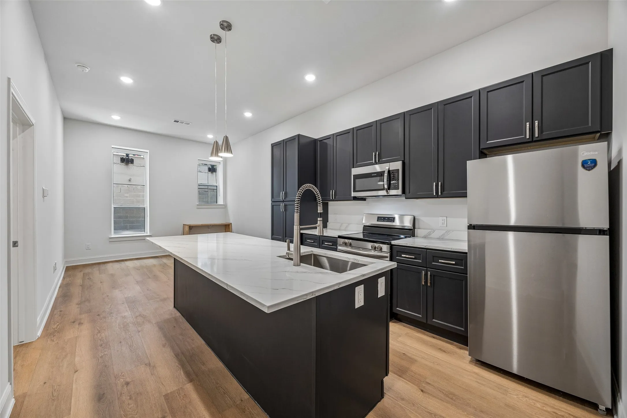 Apartment For Rent in Dallas County , 2010 Commerce Street B203, Dallas, Texas 75201, 1 Bedroom, 2 Bathroom, Garage spaces, 881 Sqft, built in 1925, mls#21335312, Real Estate Agent in Dallas, Homes For Rent in Dallas county, Homes For Rent in Dallas, Realtor in Dallas Texas, Real Estate Brokerage Independent Realty Texas, Luminita Cordes Realtor