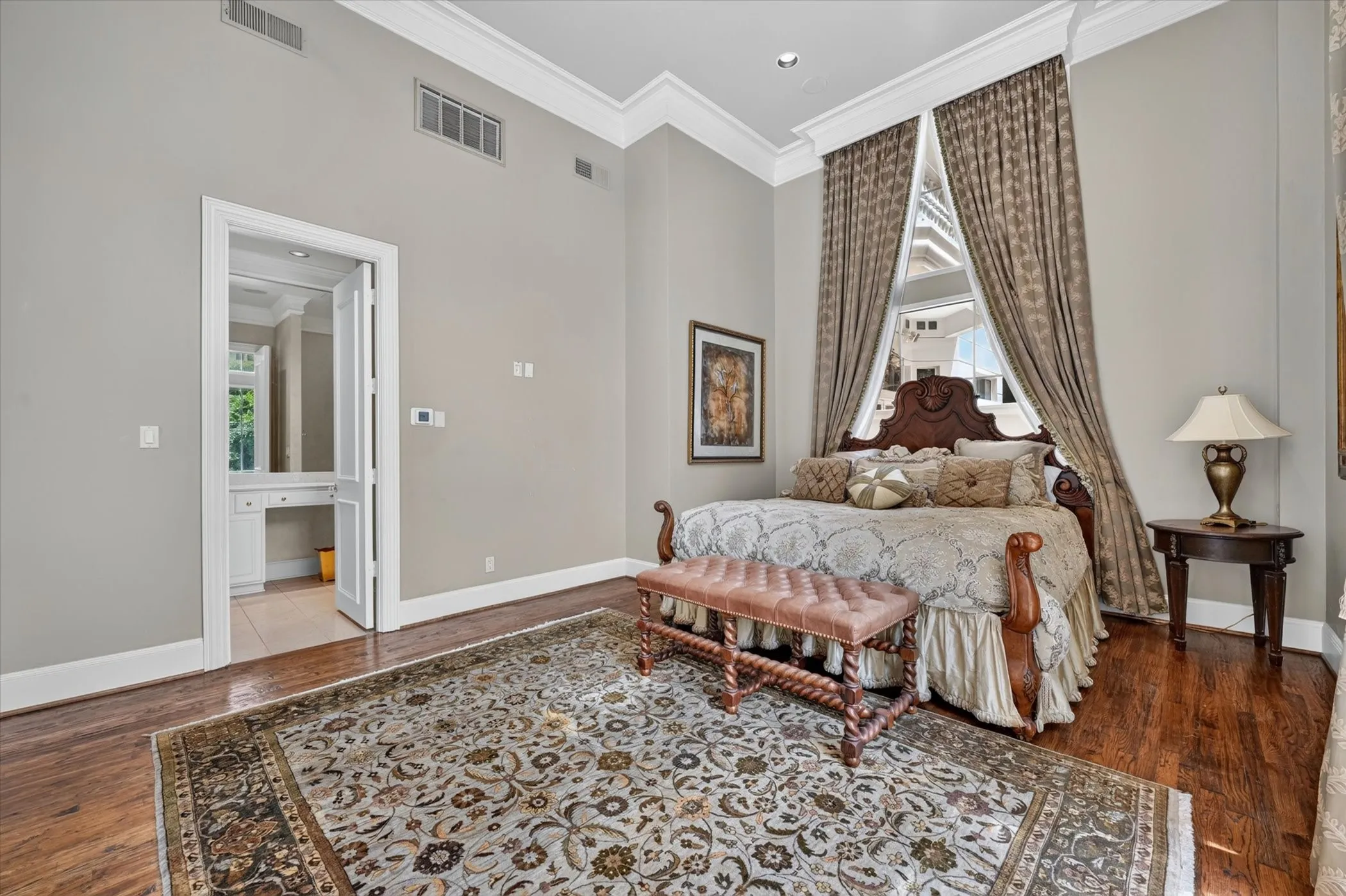 Large sitting area, wood floors & ensuite Bath