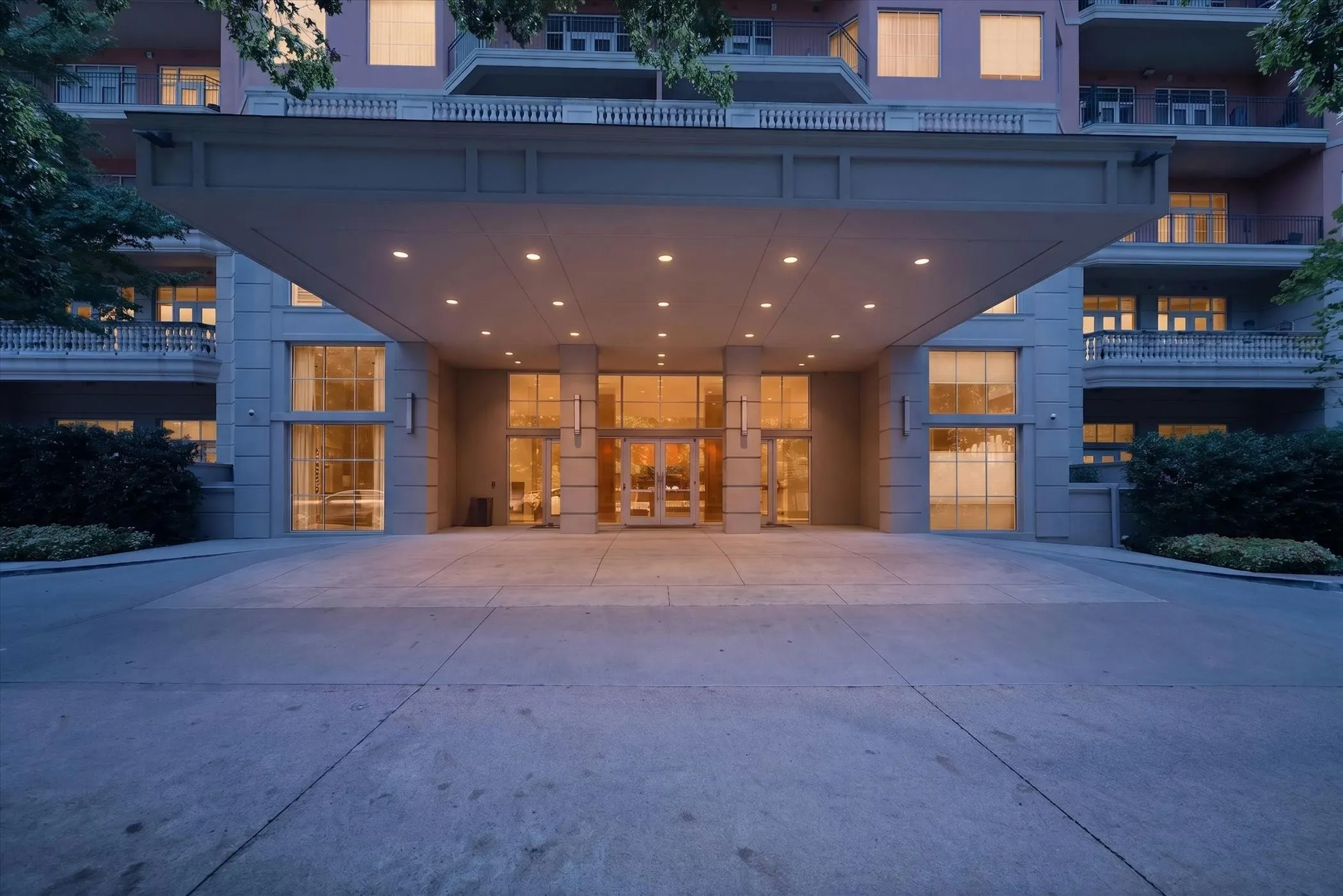 Welcoome to Plaza 1 with a large Porte Cochere & Valet