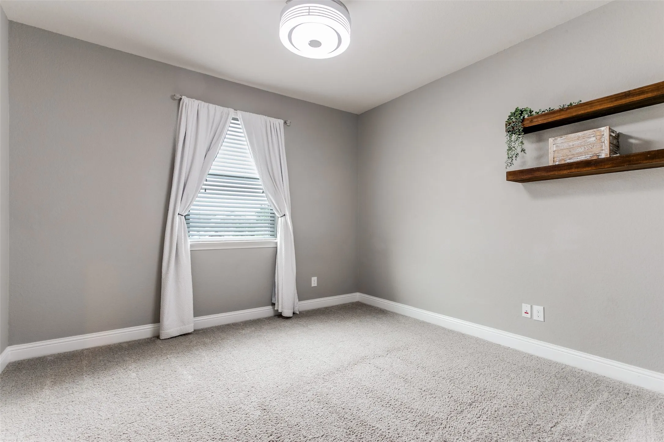 Single Family Residence For Sale in Denton County , 104 Martingale Trail, Oak Point, Texas 75068, 4 Bedroom, 4 Bathroom, 3 Garage spaces, 3,305 Sqft, built in 2016, mls#21336299, Real Estate Agent in Oak Point, Homes For Sale in Denton county, Homes For Sale in Oak Point, Realtor in Oak Point Texas, Real Estate Brokerage Independent Realty Texas, Luminita Cordes Realtor