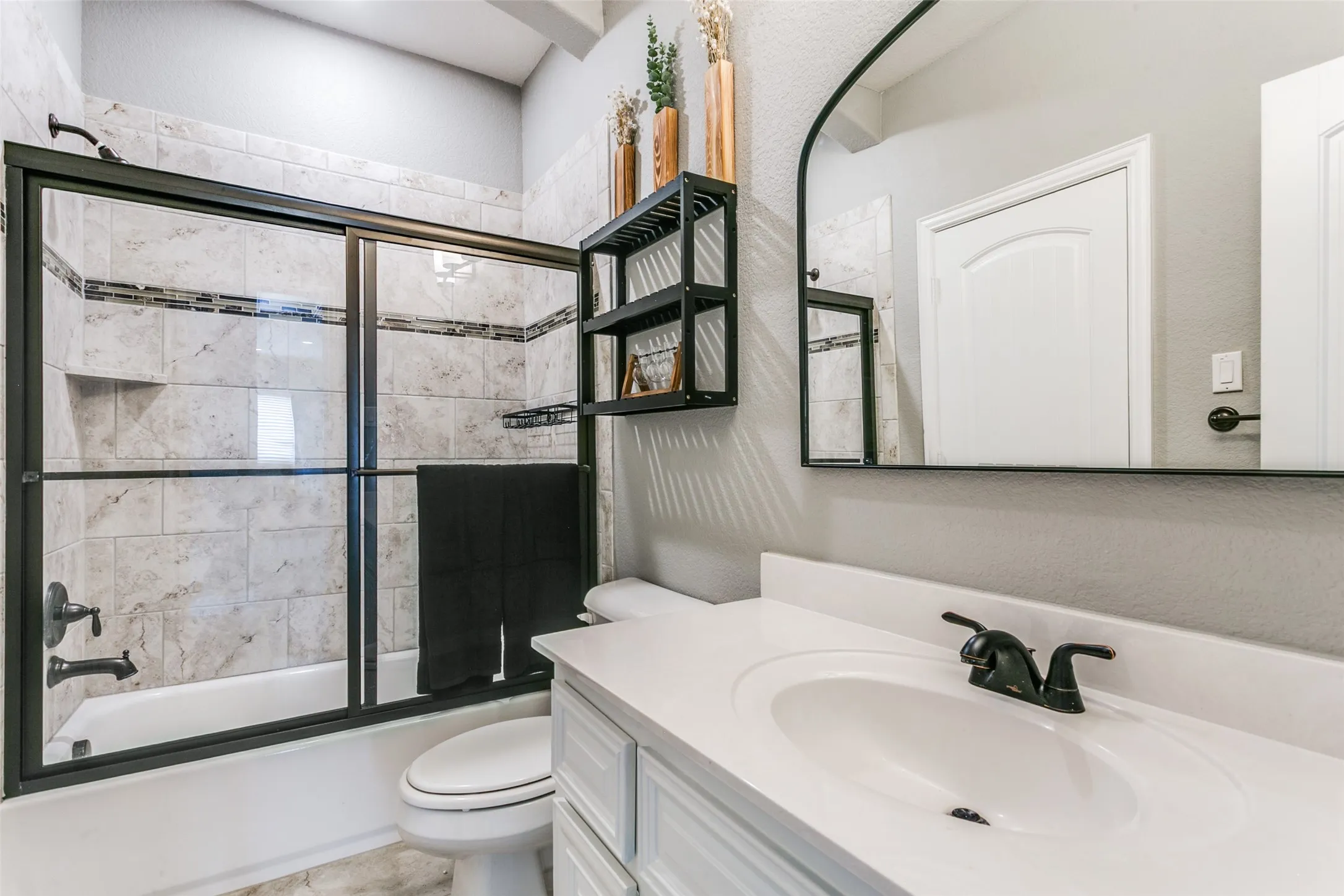 Single Family Residence For Sale in Denton County , 104 Martingale Trail, Oak Point, Texas 75068, 4 Bedroom, 4 Bathroom, 3 Garage spaces, 3,305 Sqft, built in 2016, mls#21336299, Real Estate Agent in Oak Point, Homes For Sale in Denton county, Homes For Sale in Oak Point, Realtor in Oak Point Texas, Real Estate Brokerage Independent Realty Texas, Luminita Cordes Realtor