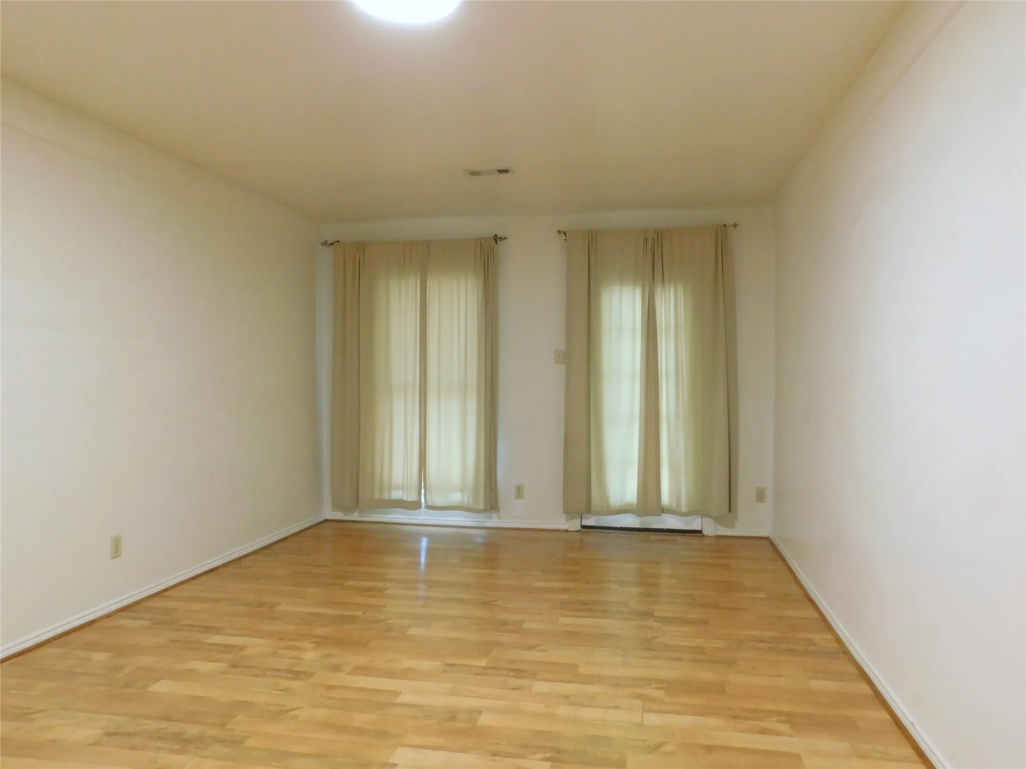 Single Family Residence For Rent in Denton County , 1913 Mack Place, Denton, Texas 76209, 4 Bedroom, 3 Bathroom, Garage spaces, 1,427 Sqft, built in 1986, mls#21332476, Real Estate Agent in Denton, Homes For Rent in Denton county, Homes For Rent in Denton, Realtor in Denton Texas, Real Estate Brokerage Independent Realty Texas, Luminita Cordes Realtor