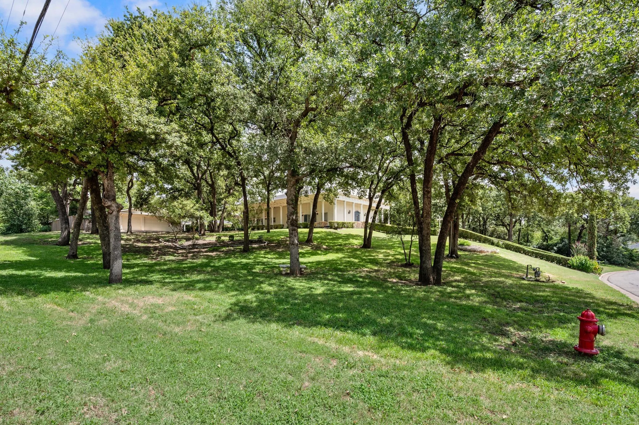 Single Family Residence For Rent in Tarrant County , 1200 Circle Lane, Bedford, Texas 76022, 4 Bedroom, 5 Bathroom, 3 Garage spaces, 4,028 Sqft, built in 1971, mls#21333715, Real Estate Agent in Bedford, Homes For Rent in Tarrant county, Homes For Rent in Bedford, Realtor in Bedford Texas, Real Estate Brokerage Independent Realty Texas, Luminita Cordes Realtor